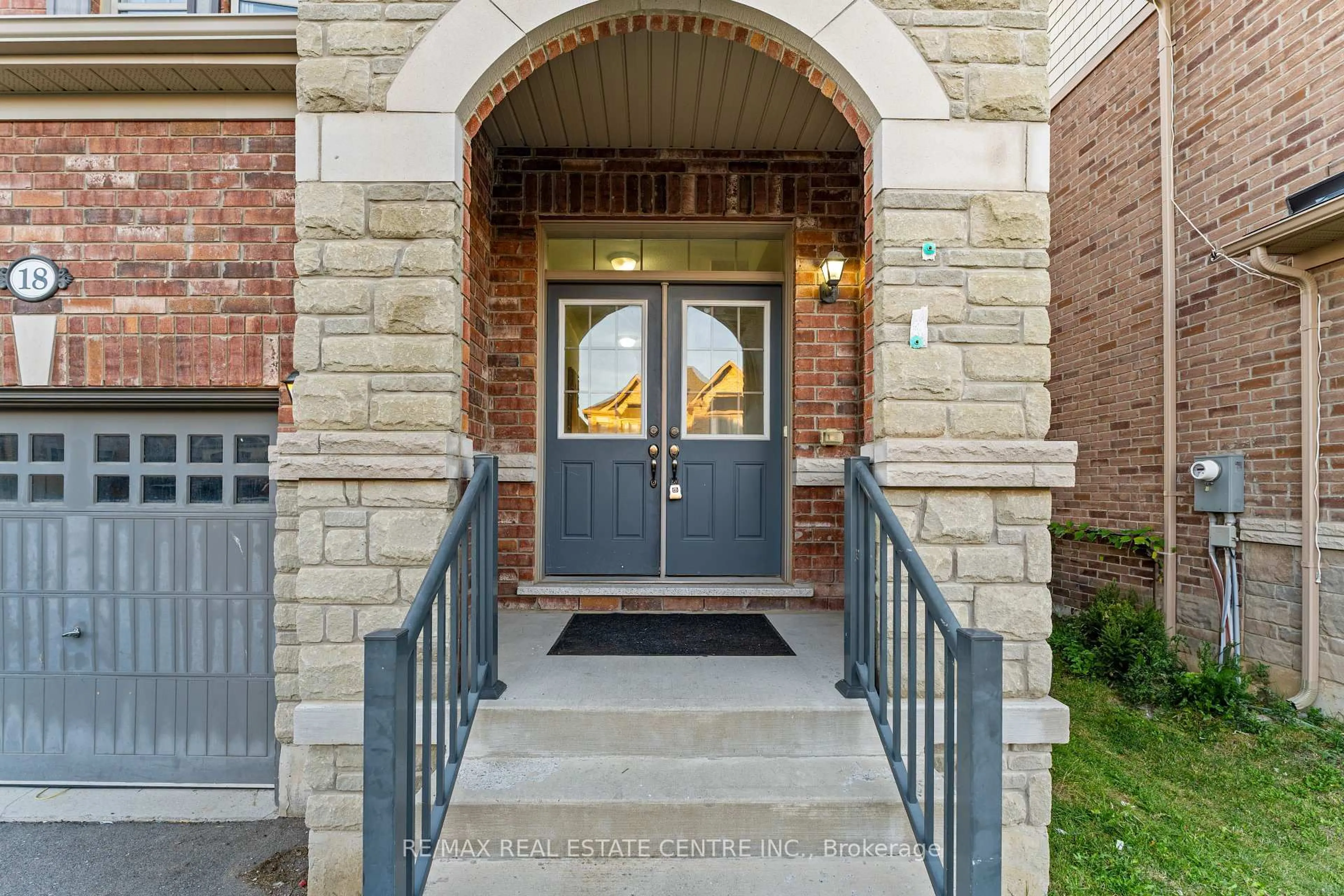 Indoor entryway for 18 Hogan Manor Dr, Brampton Ontario L7A 4V4