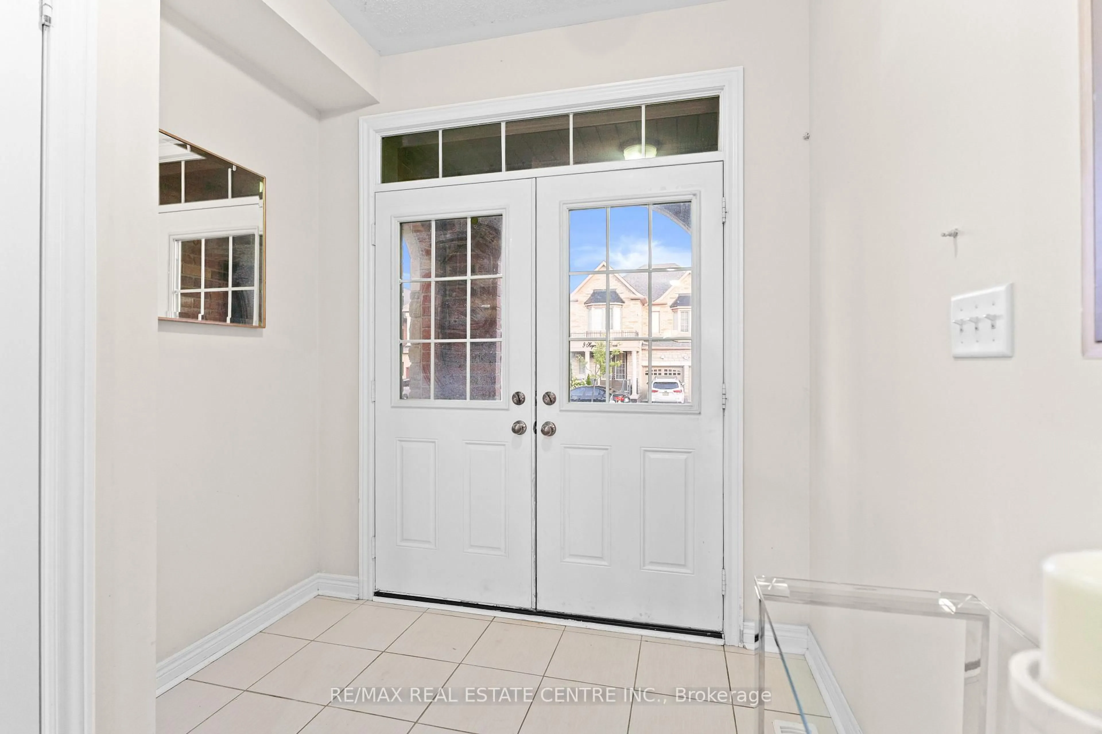 Indoor entryway for 18 Hogan Manor Dr, Brampton Ontario L7A 4V4