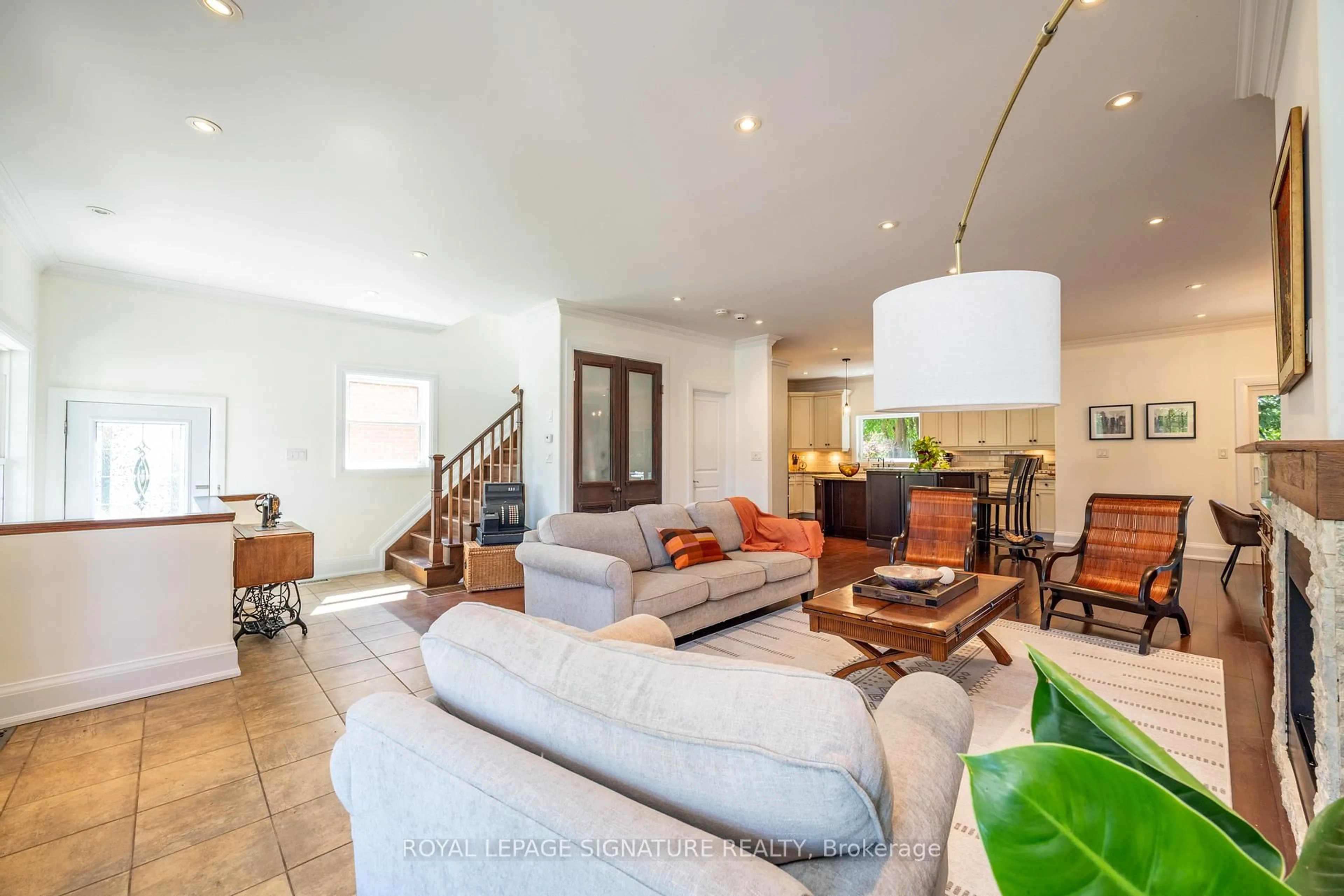 Living room with furniture, unknown for 116 Milton St, Toronto Ontario M8Y 2Y3