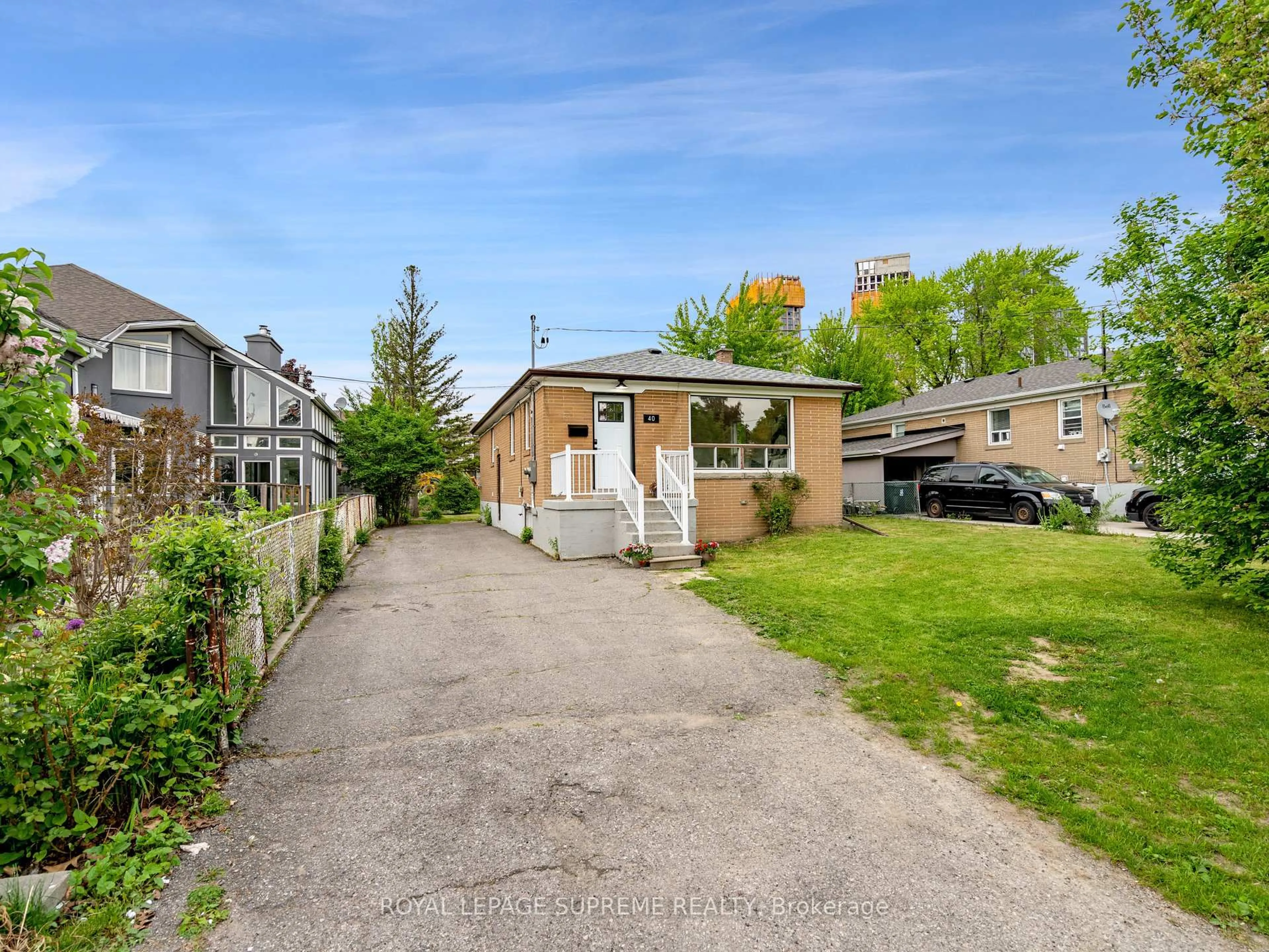 A pic from outside/outdoor area/front of a property/back of a property/a pic from drone, street for 40 Cartwright Ave, Toronto Ontario M6A 1T9