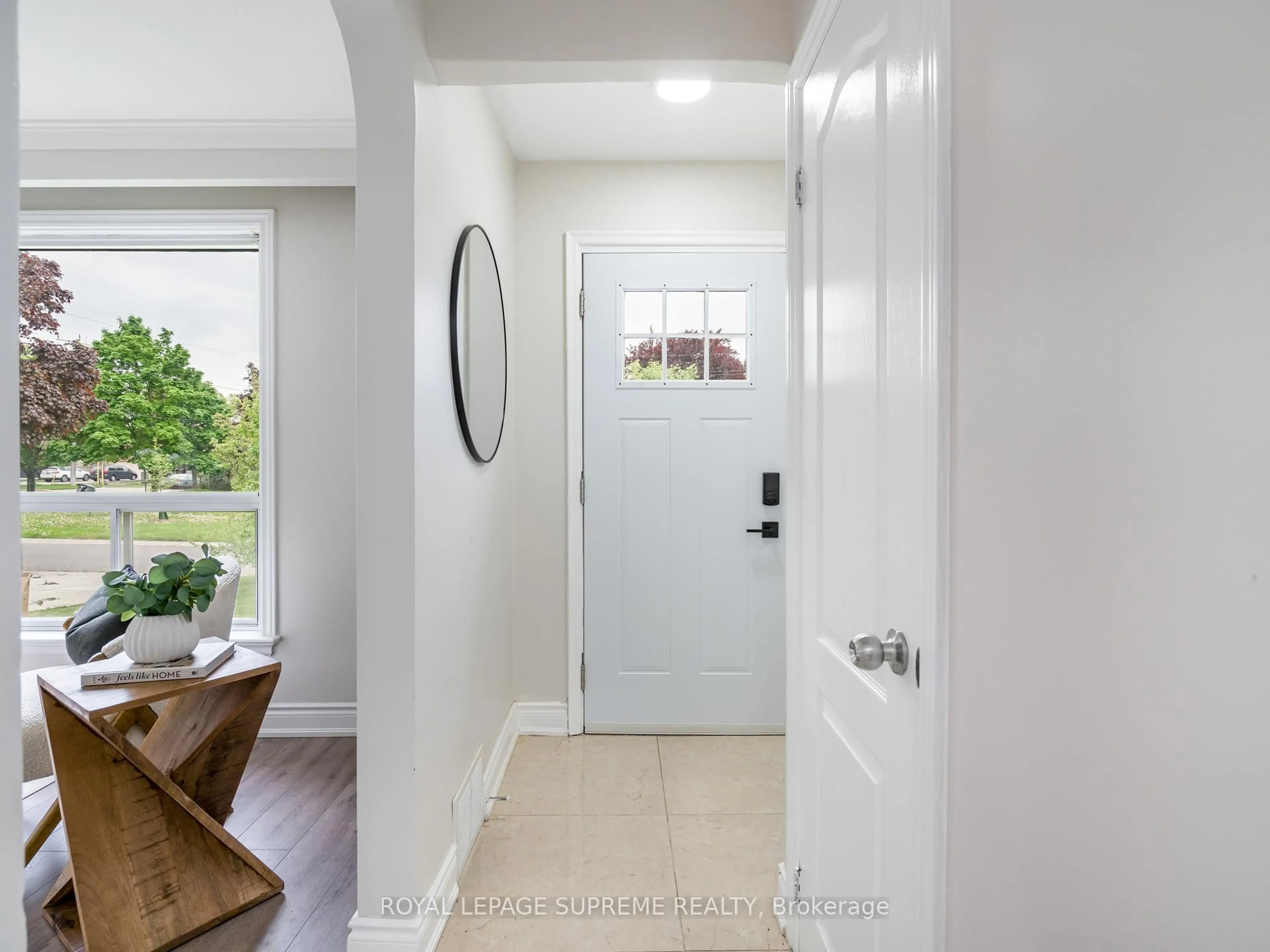 Indoor entryway for 40 Cartwright Ave, Toronto Ontario M6A 1T9