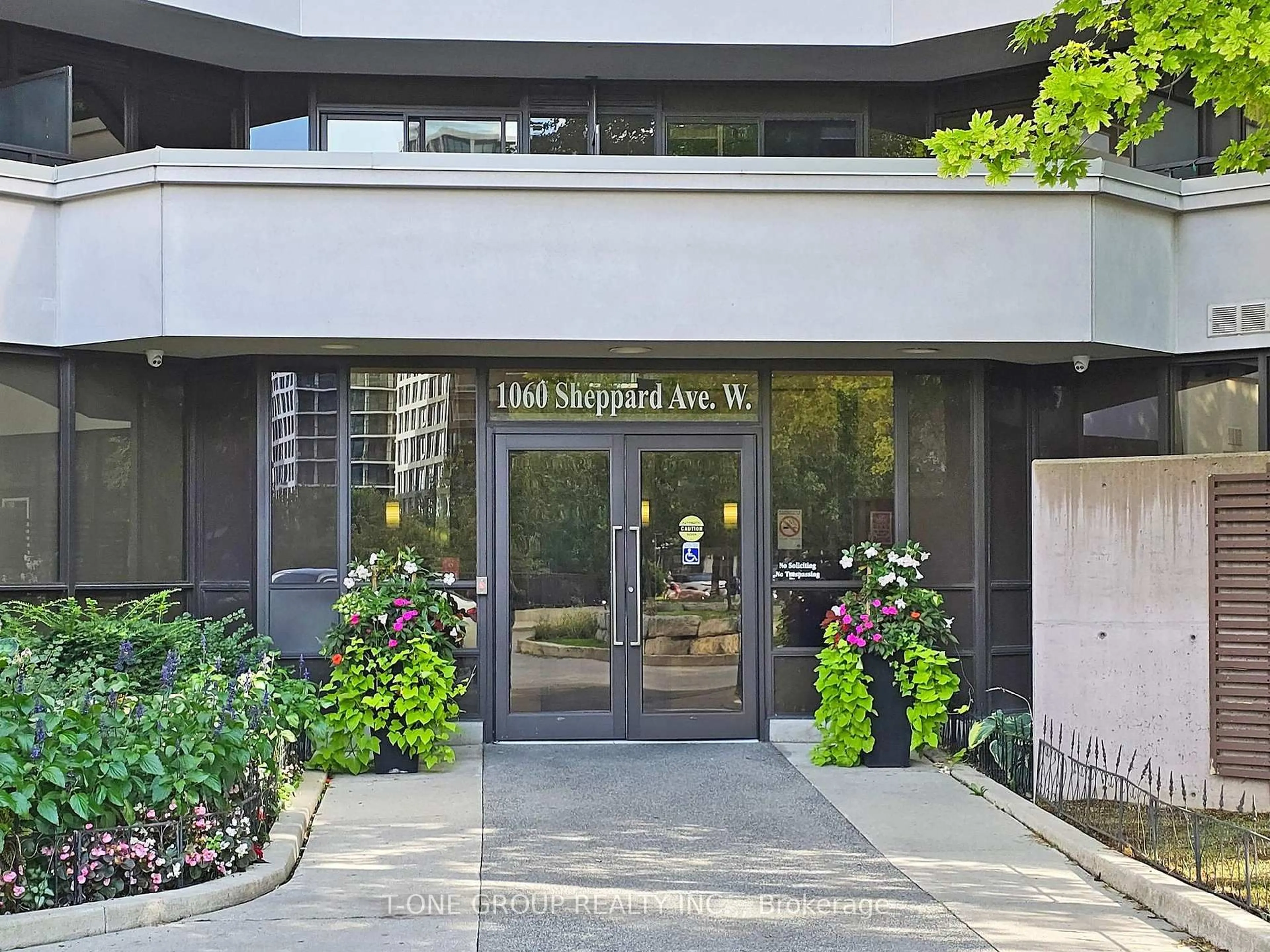 Indoor foyer for 1060 Sheppard Ave #311, Toronto Ontario M3J 0G7