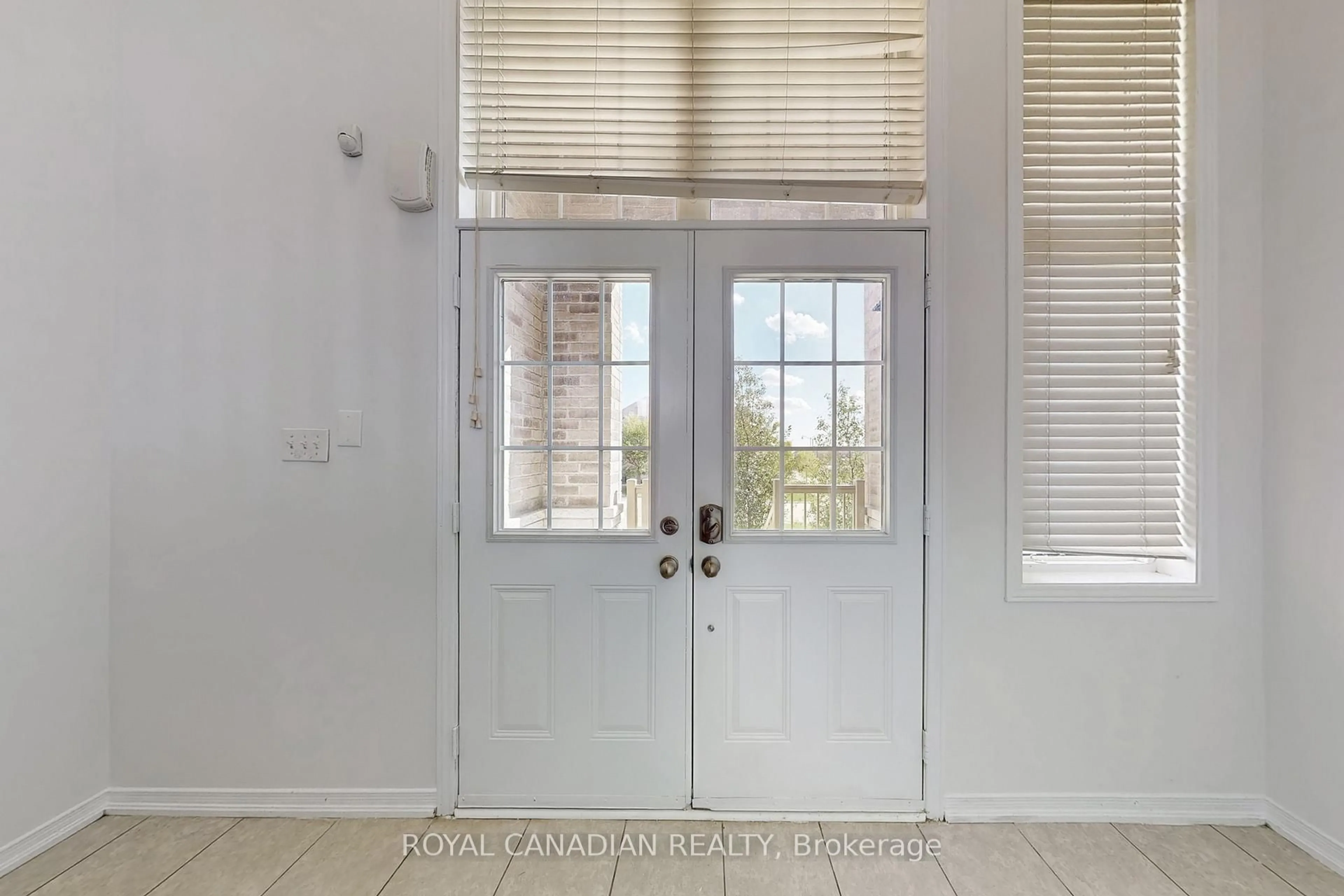 Indoor entryway for 54 Chesterwood Cres, Brampton Ontario L6Y 0Z4