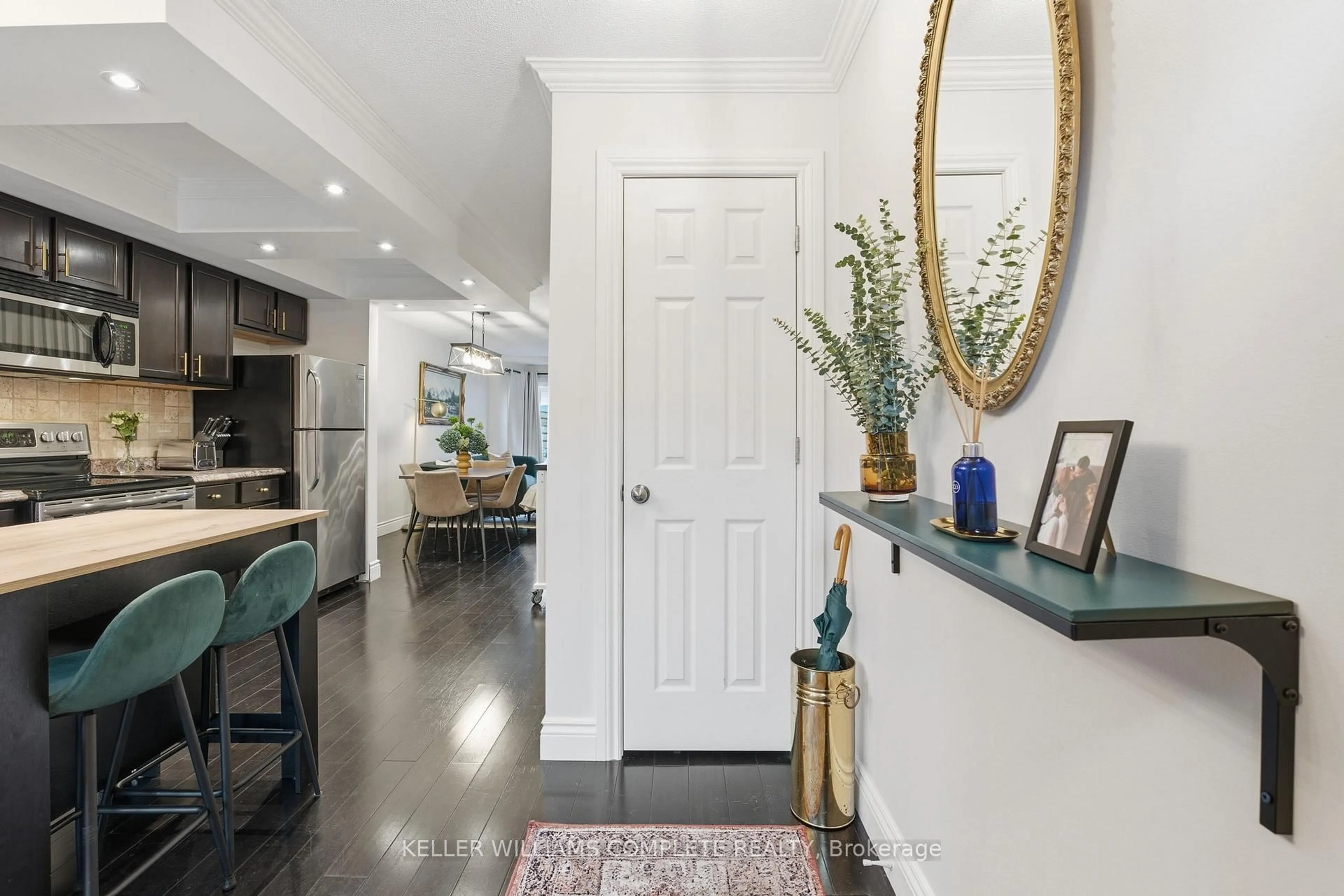 Indoor entryway for 895 Maple Ave #614, Burlington Ontario L7S 2H7