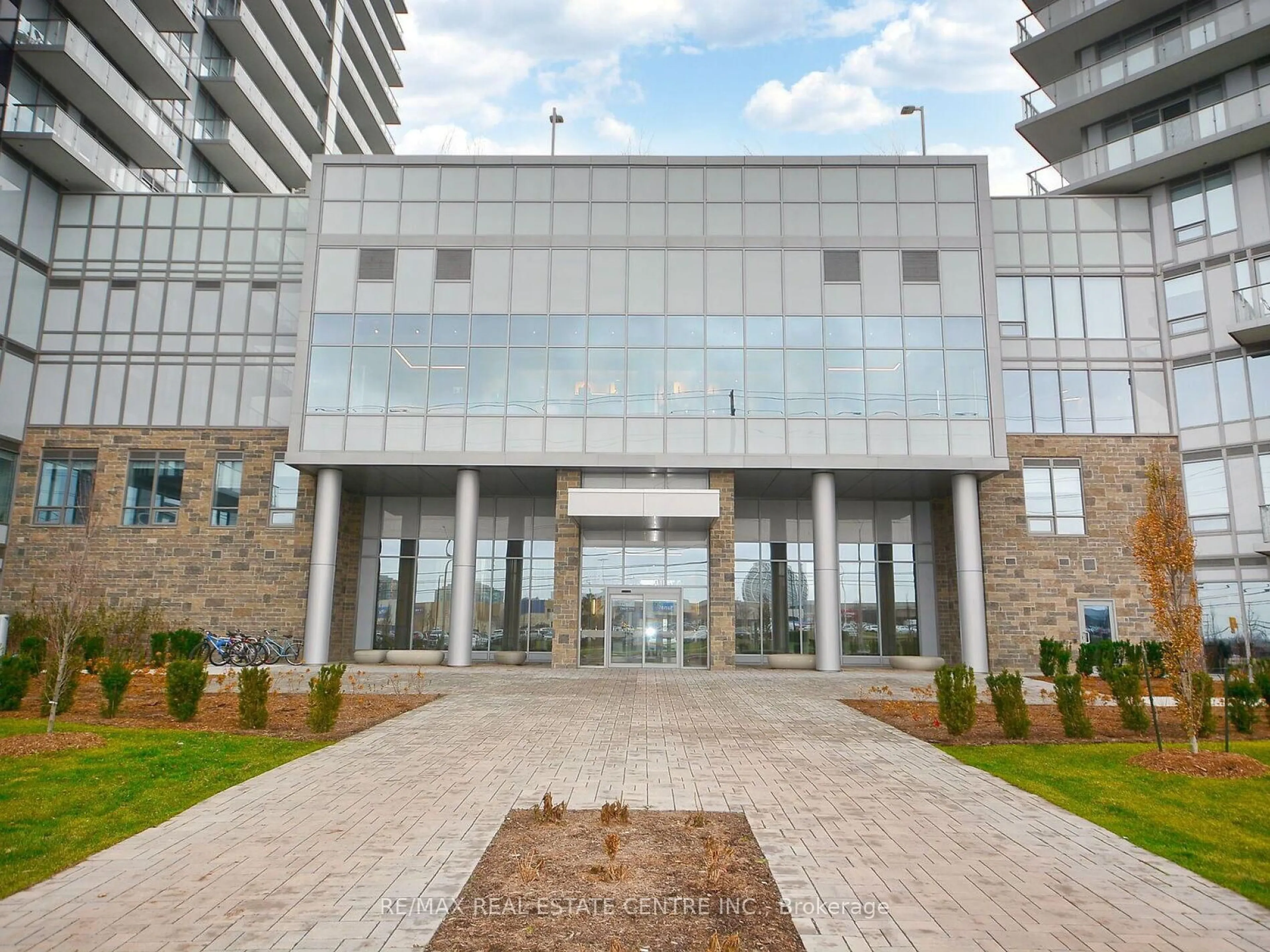 Indoor foyer for 4655 Metcalfe Ave #110, Mississauga Ontario L5M 0Z7