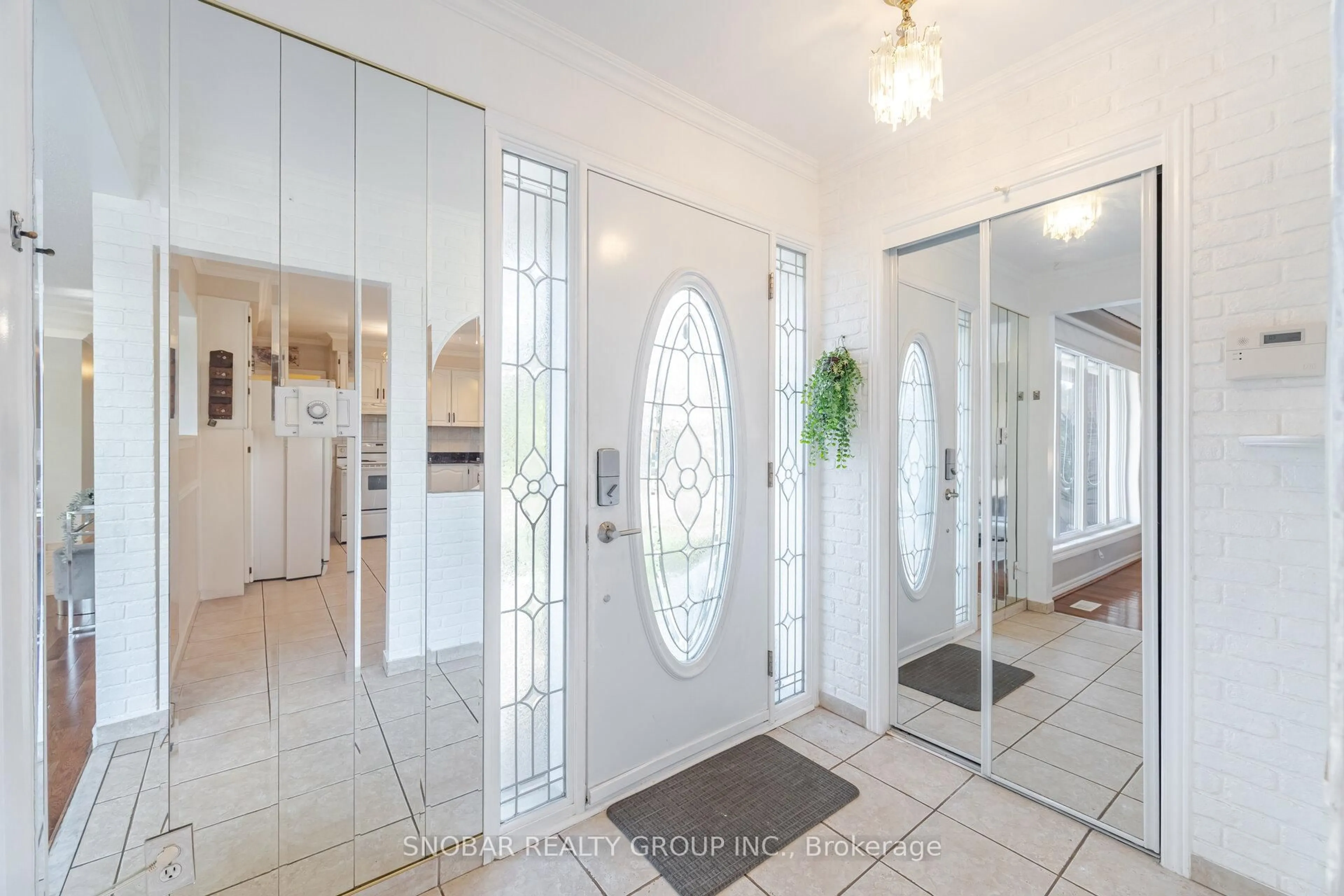 Indoor foyer for 3187 Ibbetson Cres, Mississauga Ontario L5C 1Z1