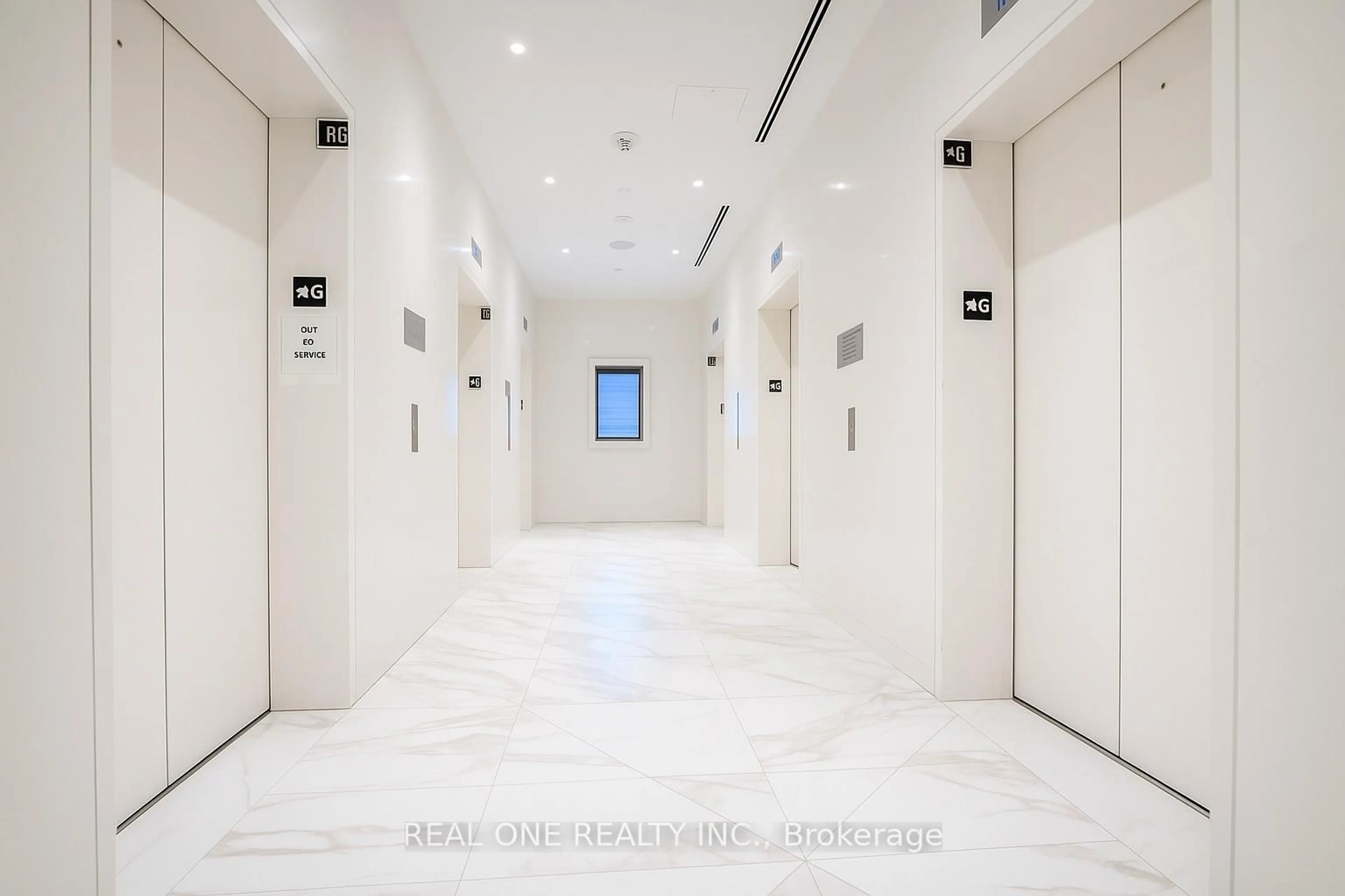 Indoor foyer for 3900 Confederation Pkwy #3512, Mississauga Ontario L5B 0M3