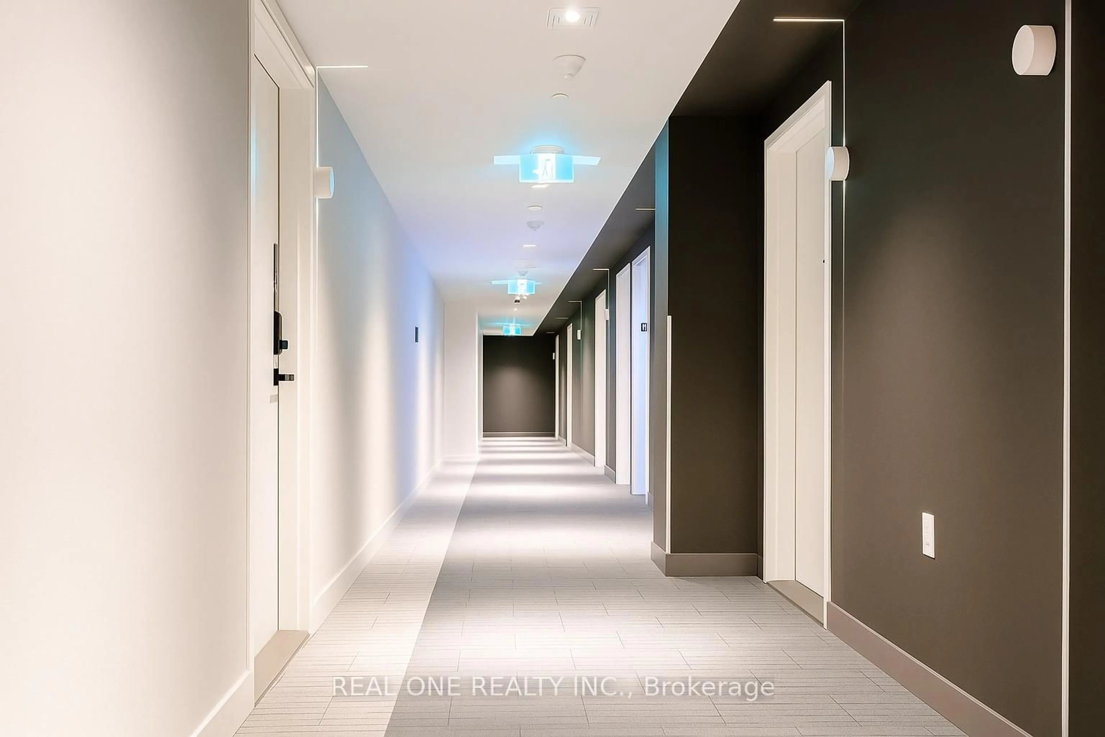 Indoor foyer for 3900 Confederation Pkwy #3512, Mississauga Ontario L5B 0M3