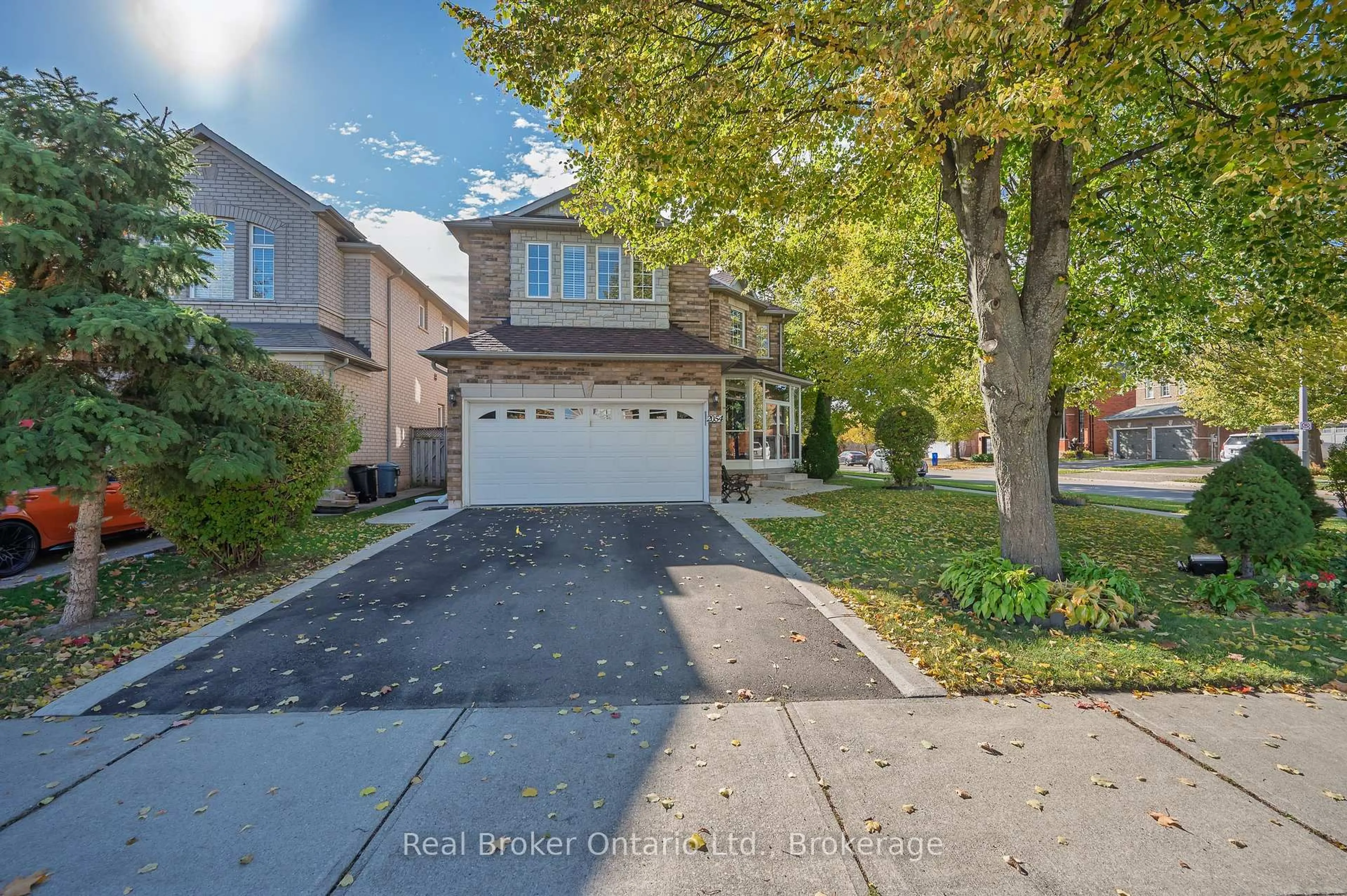 Home with vinyl exterior material, street for 2054 Bloomfield Dr, Oakville Ontario L6M 3W3