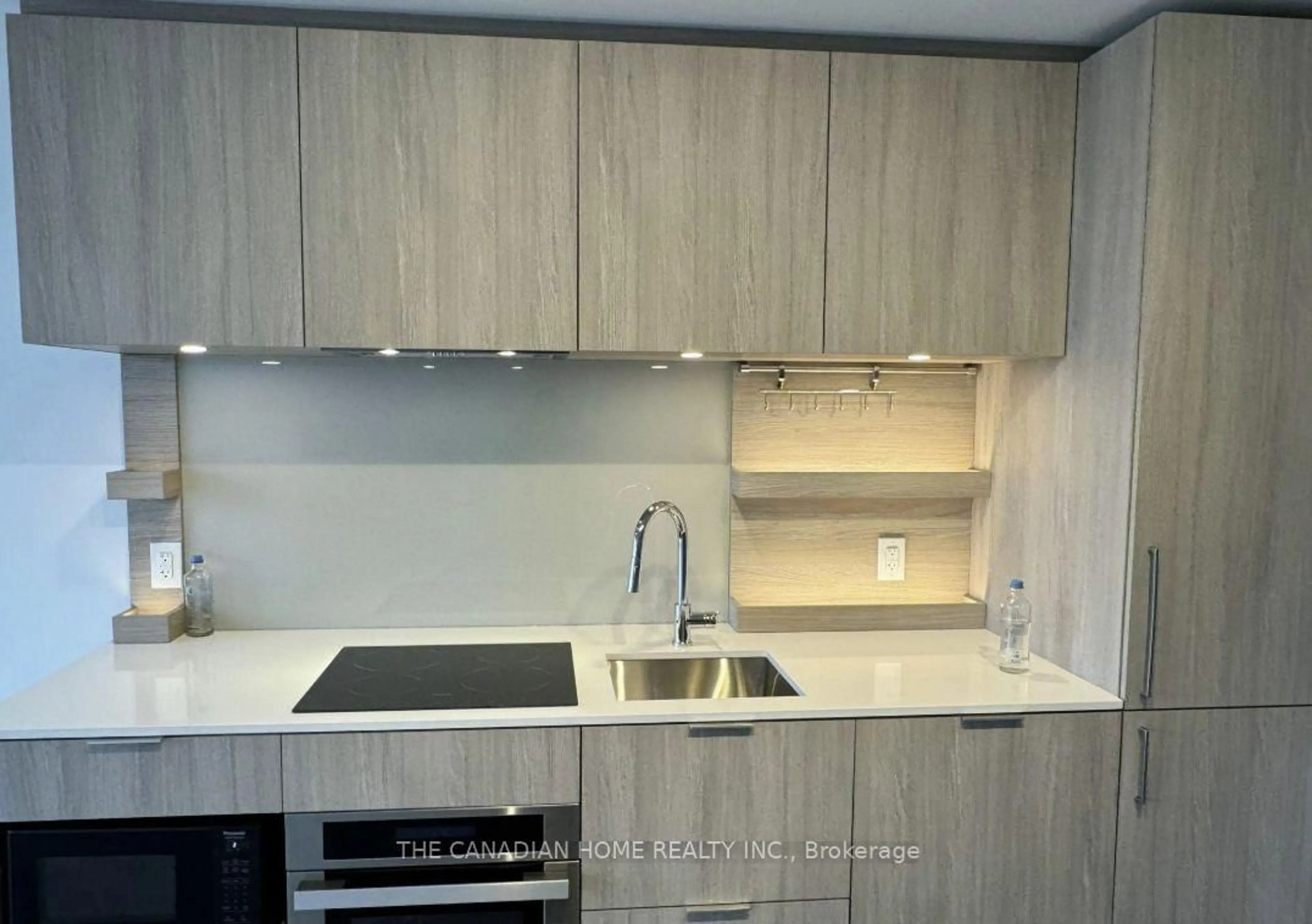 Standard kitchen, unknown for 28 Ann St #323, Mississauga Ontario L5G 0E1