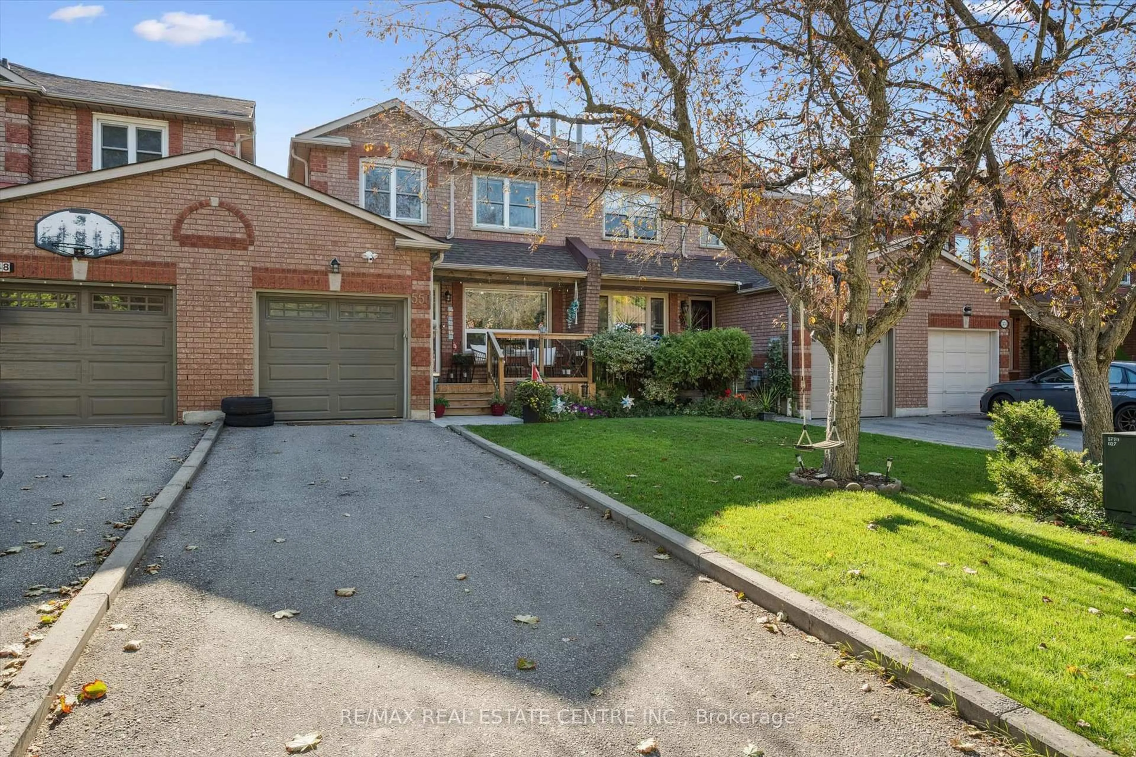 A pic from outside/outdoor area/front of a property/back of a property/a pic from drone, street for 550 Ashprior Ave, Mississauga Ontario L5R 3N2