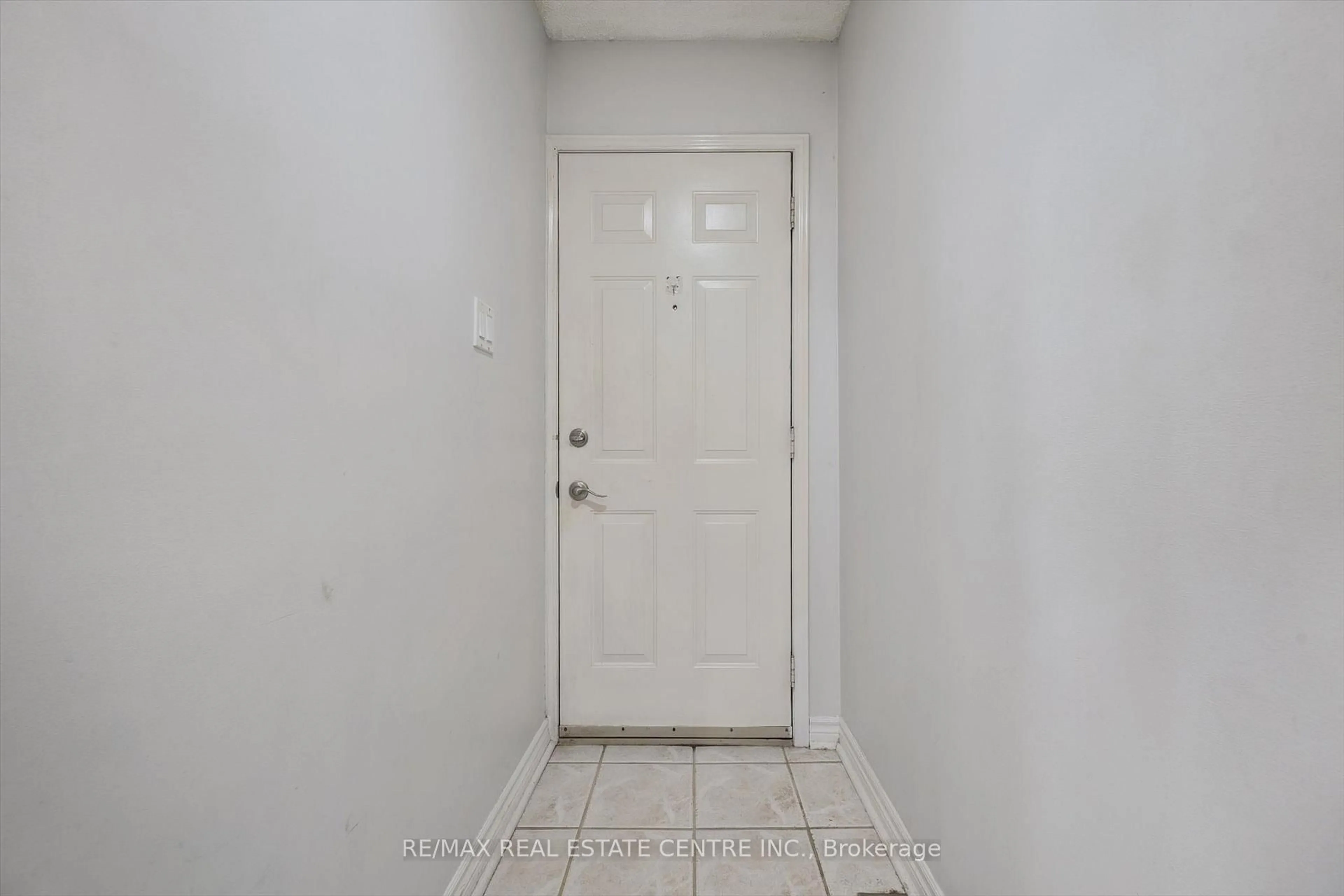 Indoor entryway for 550 Ashprior Ave, Mississauga Ontario L5R 3N2