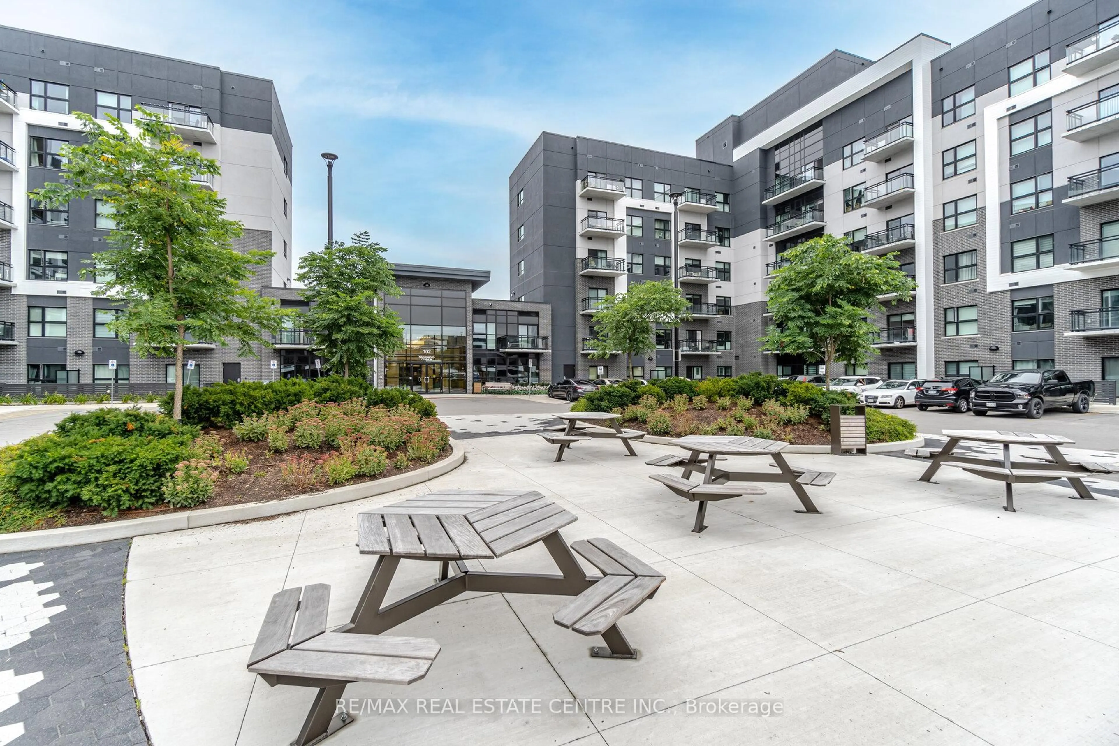 Patio, street for 102 Grovewood Common Circ #420, Oakville Ontario L6H 0X2