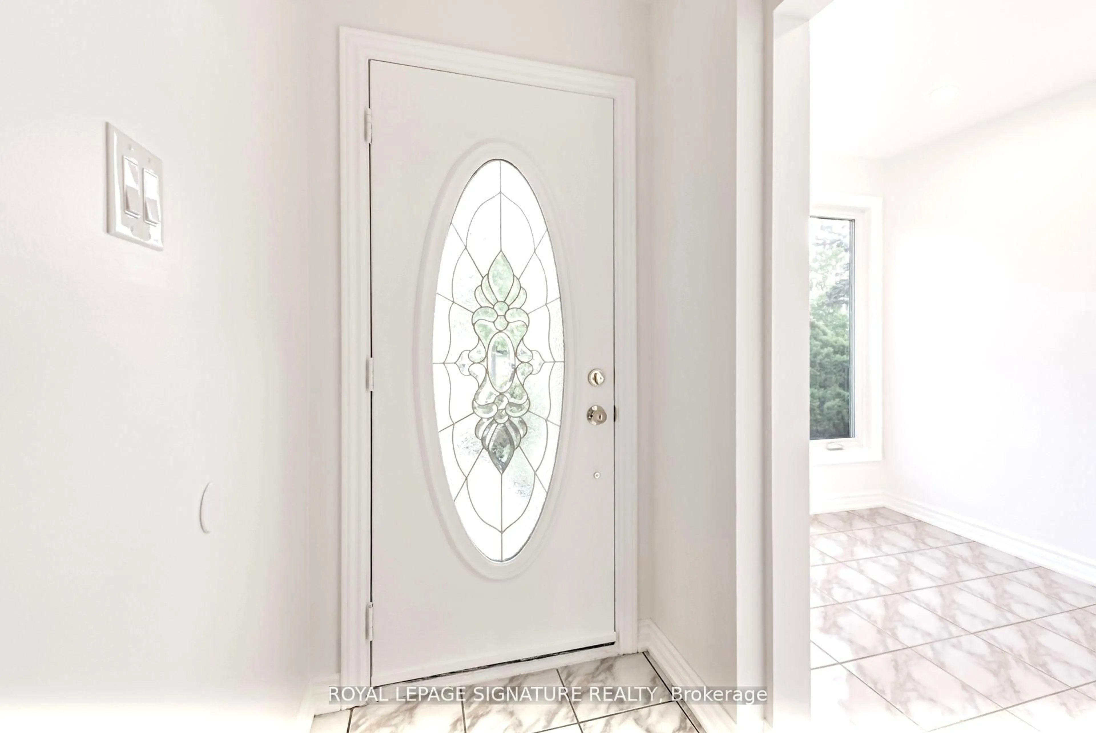 Indoor entryway for 36 Denlow Dr, Brampton Ontario L6Y 2L4