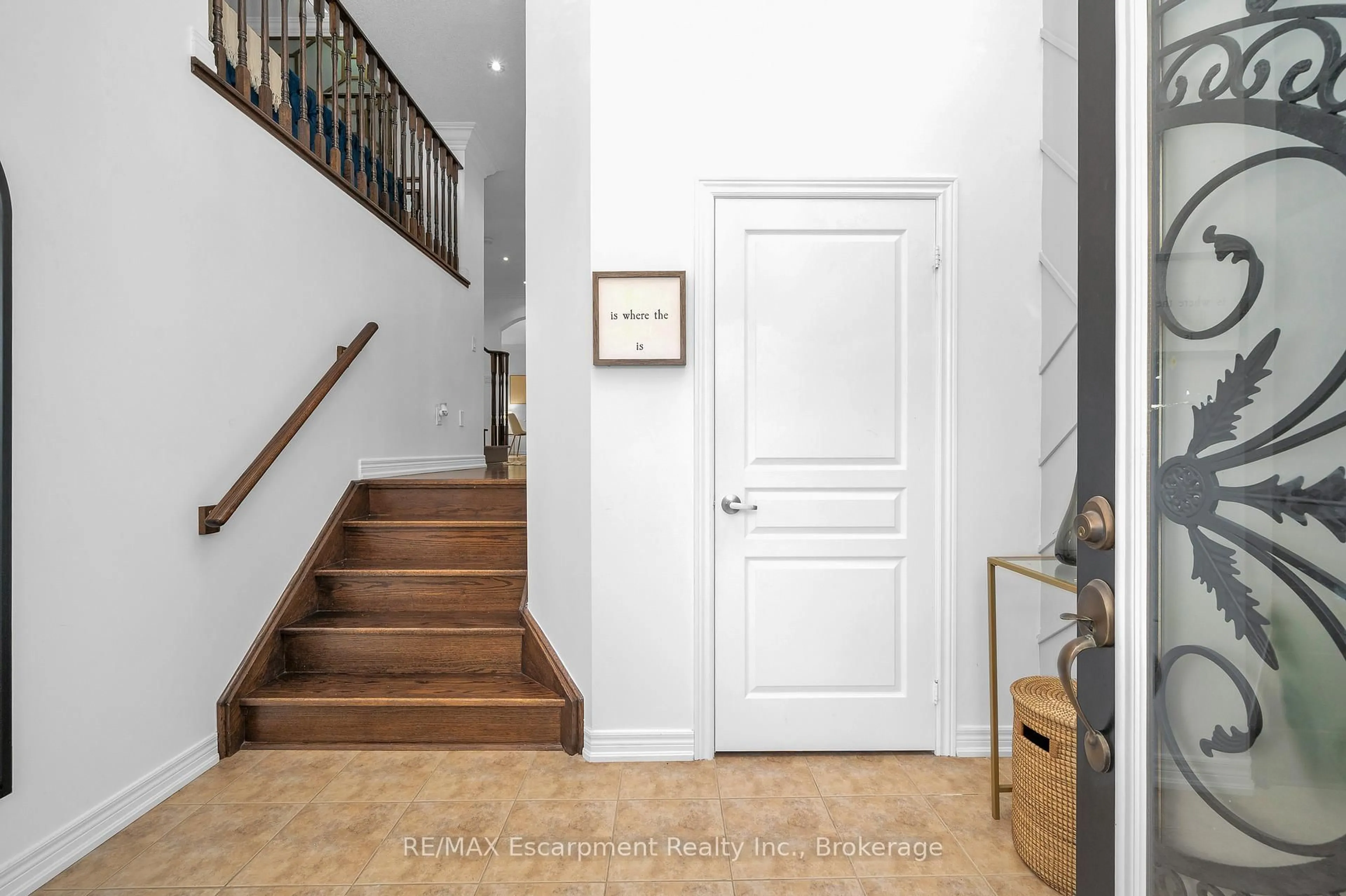 Indoor entryway for 171 Huddlestone Cres, Milton Ontario L9T 8M9