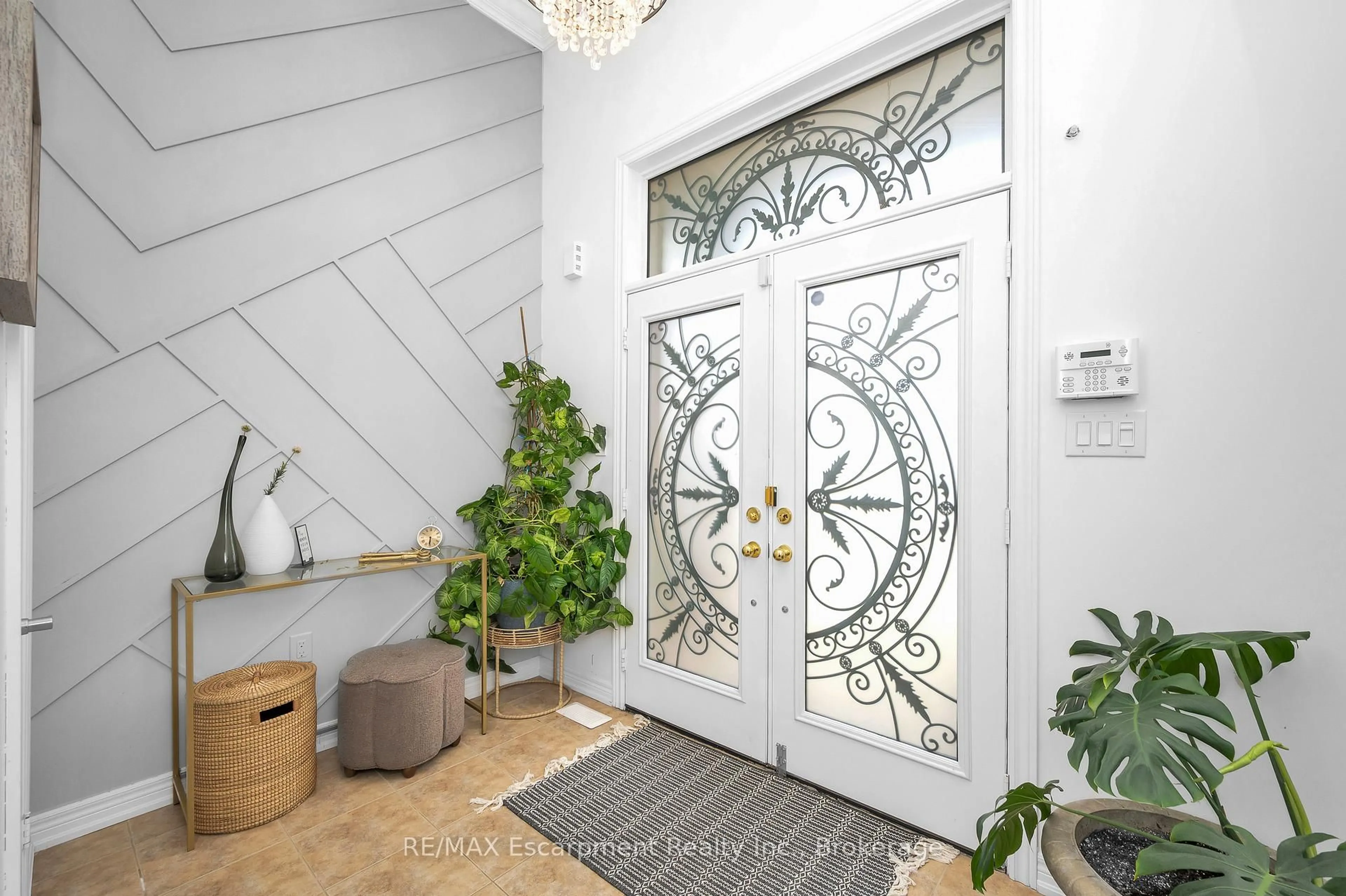 Indoor entryway for 171 Huddlestone Cres, Milton Ontario L9T 8M9