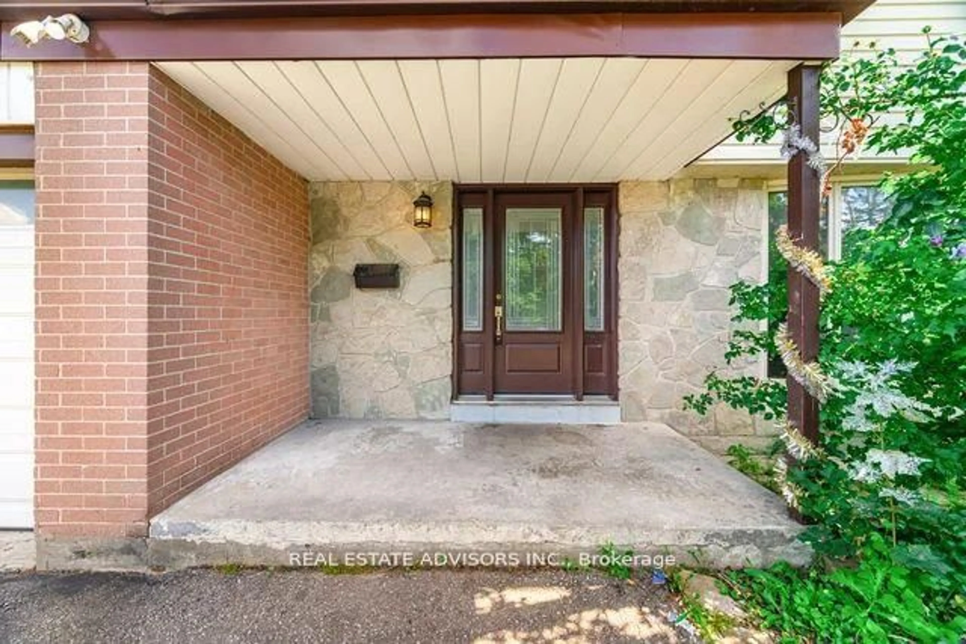Indoor entryway for 4 Parkend Ave, Brampton Ontario L6Y 1B2