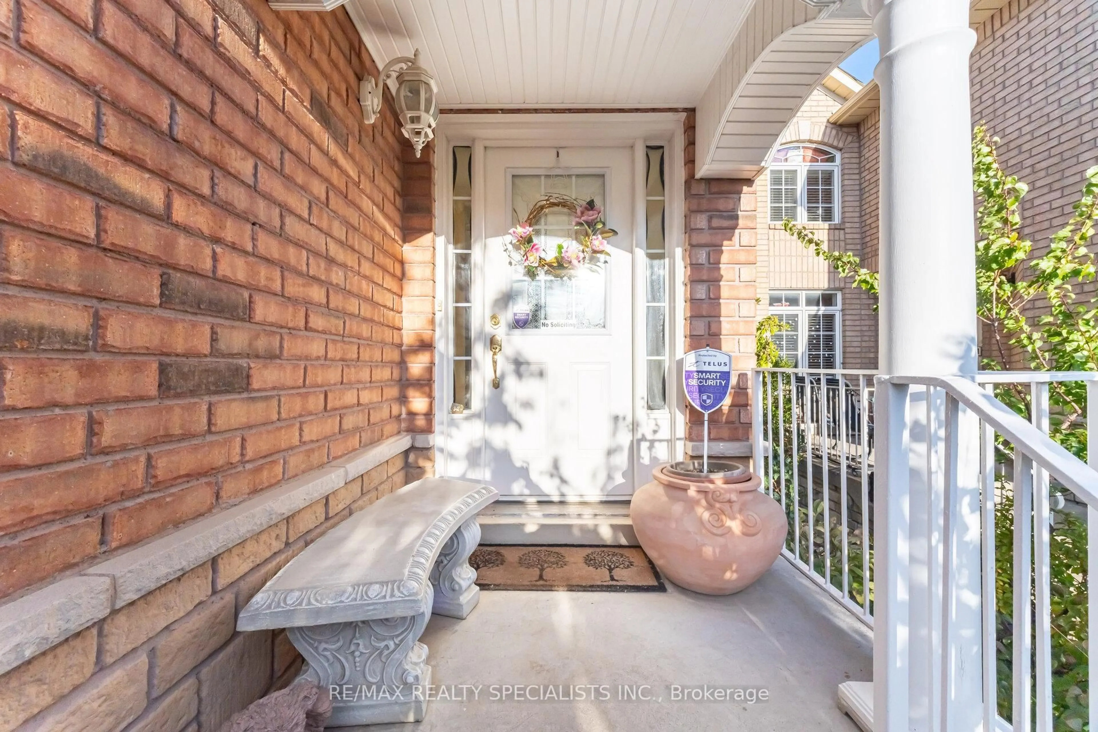 Indoor entryway for 5333 Hollypoint Ave, Mississauga Ontario L5V 2L2