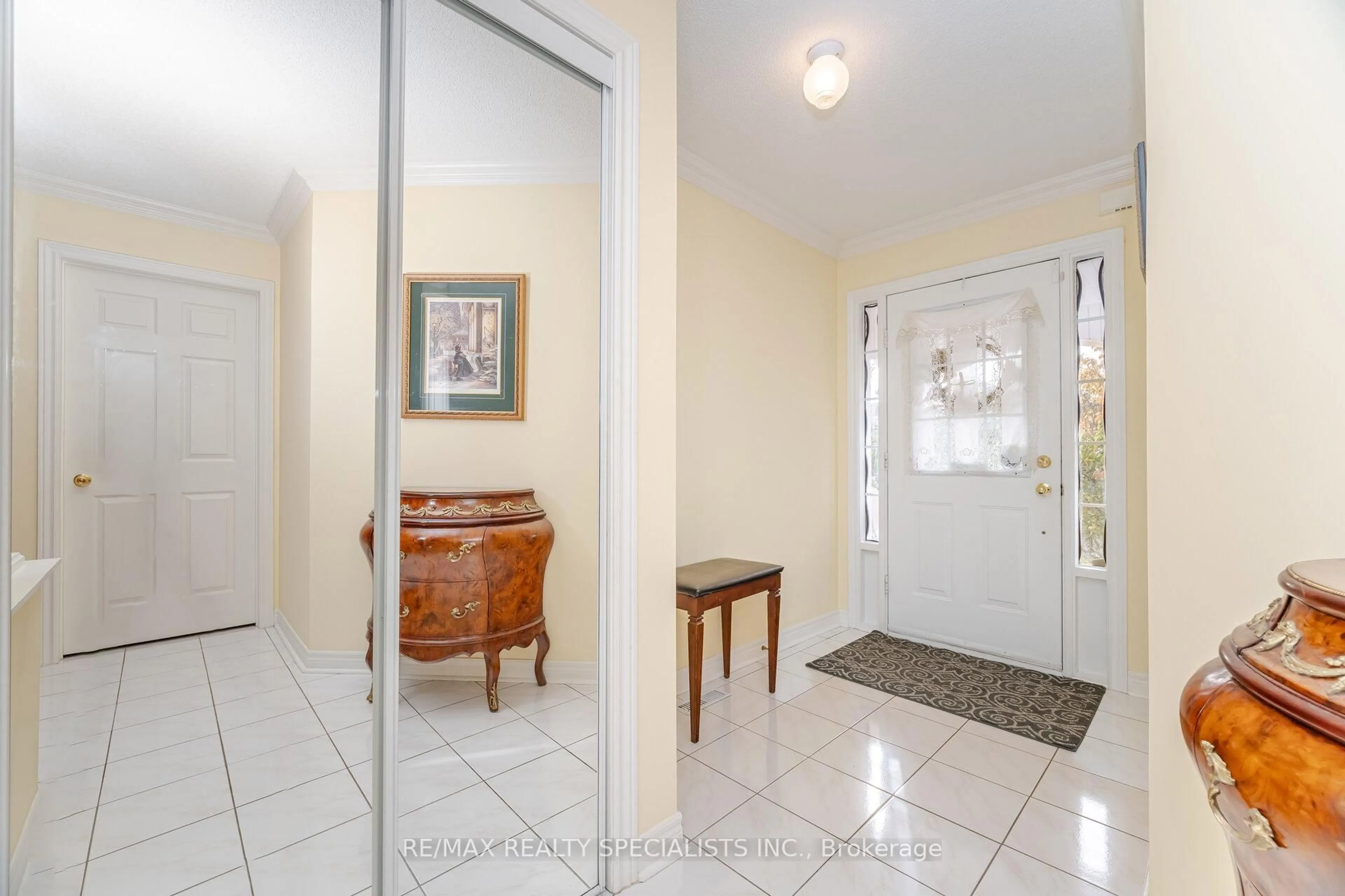 Indoor entryway for 5333 Hollypoint Ave, Mississauga Ontario L5V 2L2