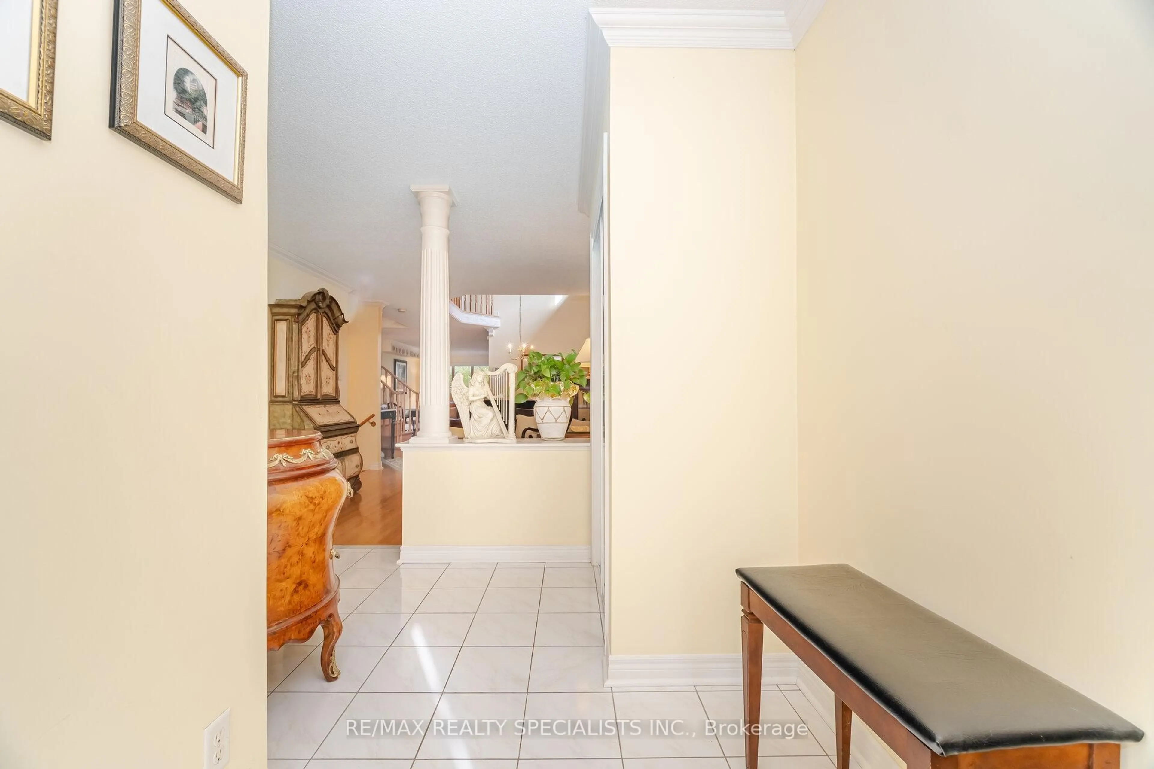 Indoor foyer for 5333 Hollypoint Ave, Mississauga Ontario L5V 2L2