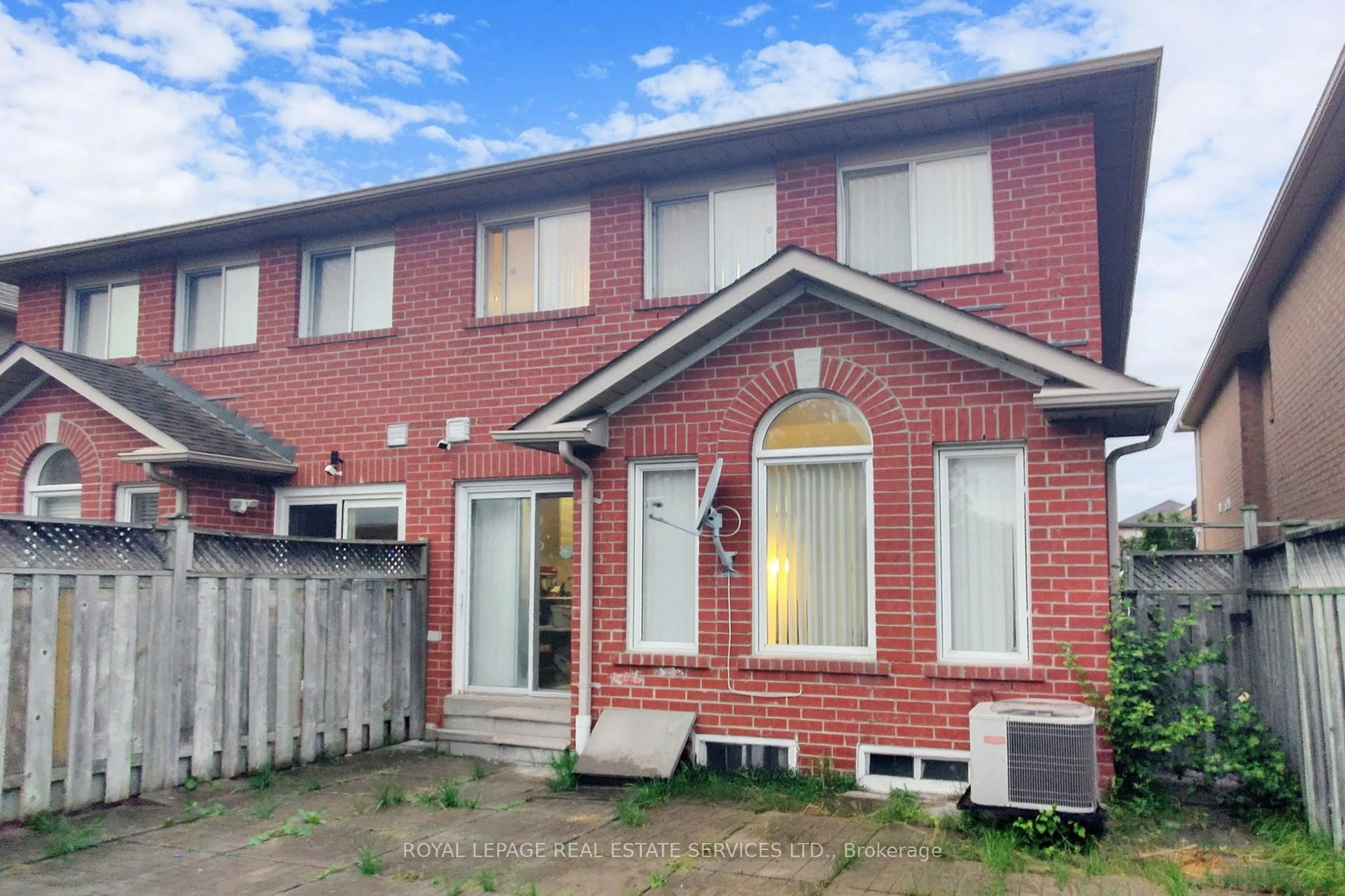 Home with brick exterior material, street for 908 Stonebridge Ave, Mississauga Ontario L5V 2L5