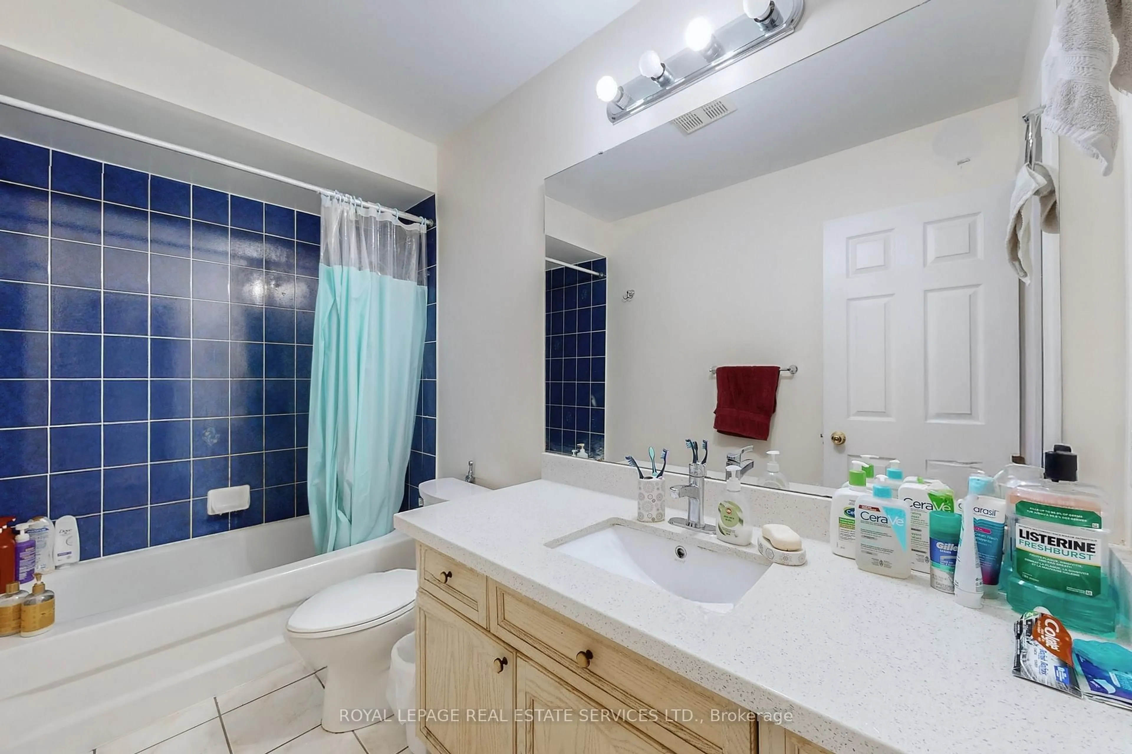 Standard bathroom, ceramic/tile floor for 908 Stonebridge Ave, Mississauga Ontario L5V 2L5