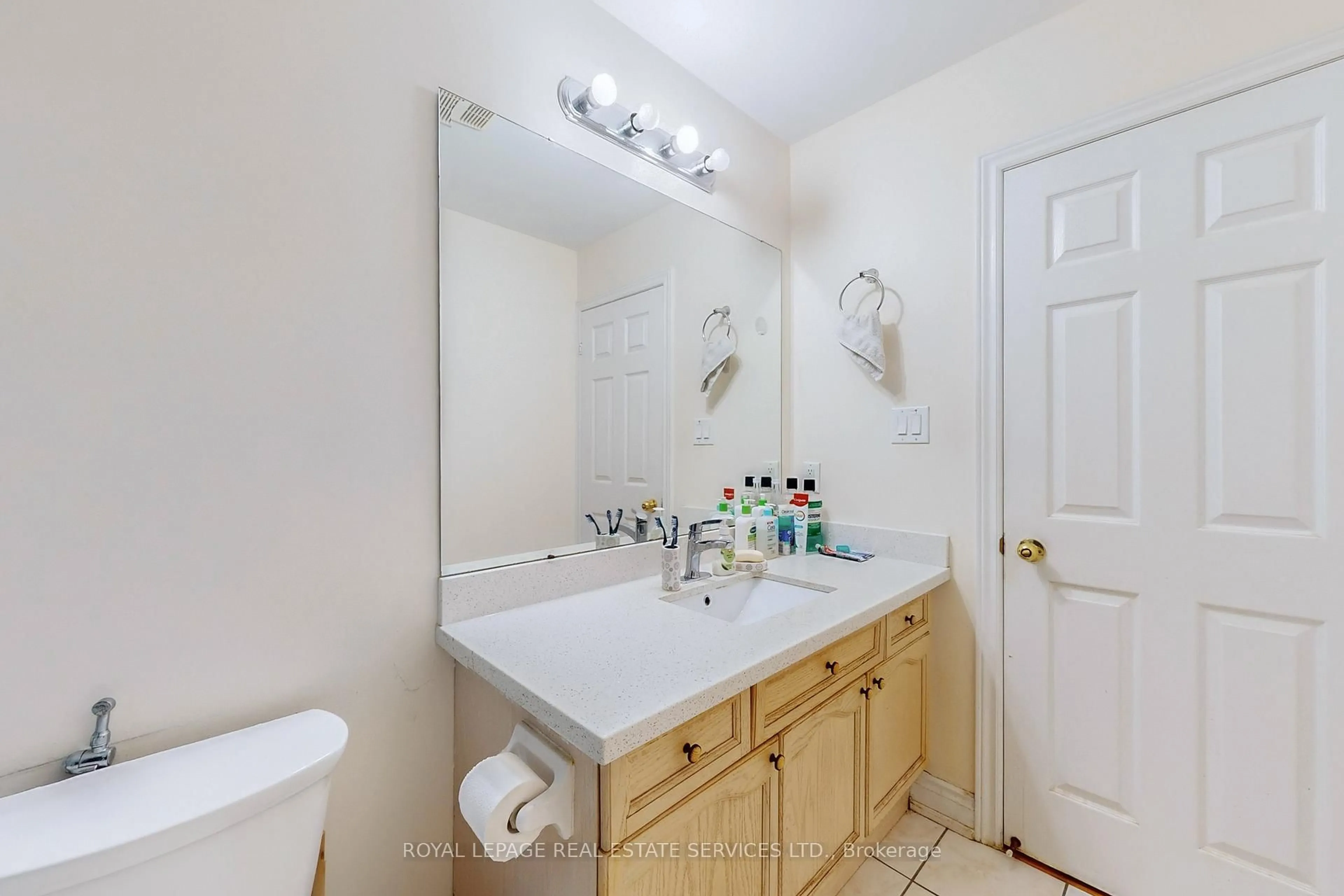 Standard bathroom, ceramic/tile floor for 908 Stonebridge Ave, Mississauga Ontario L5V 2L5