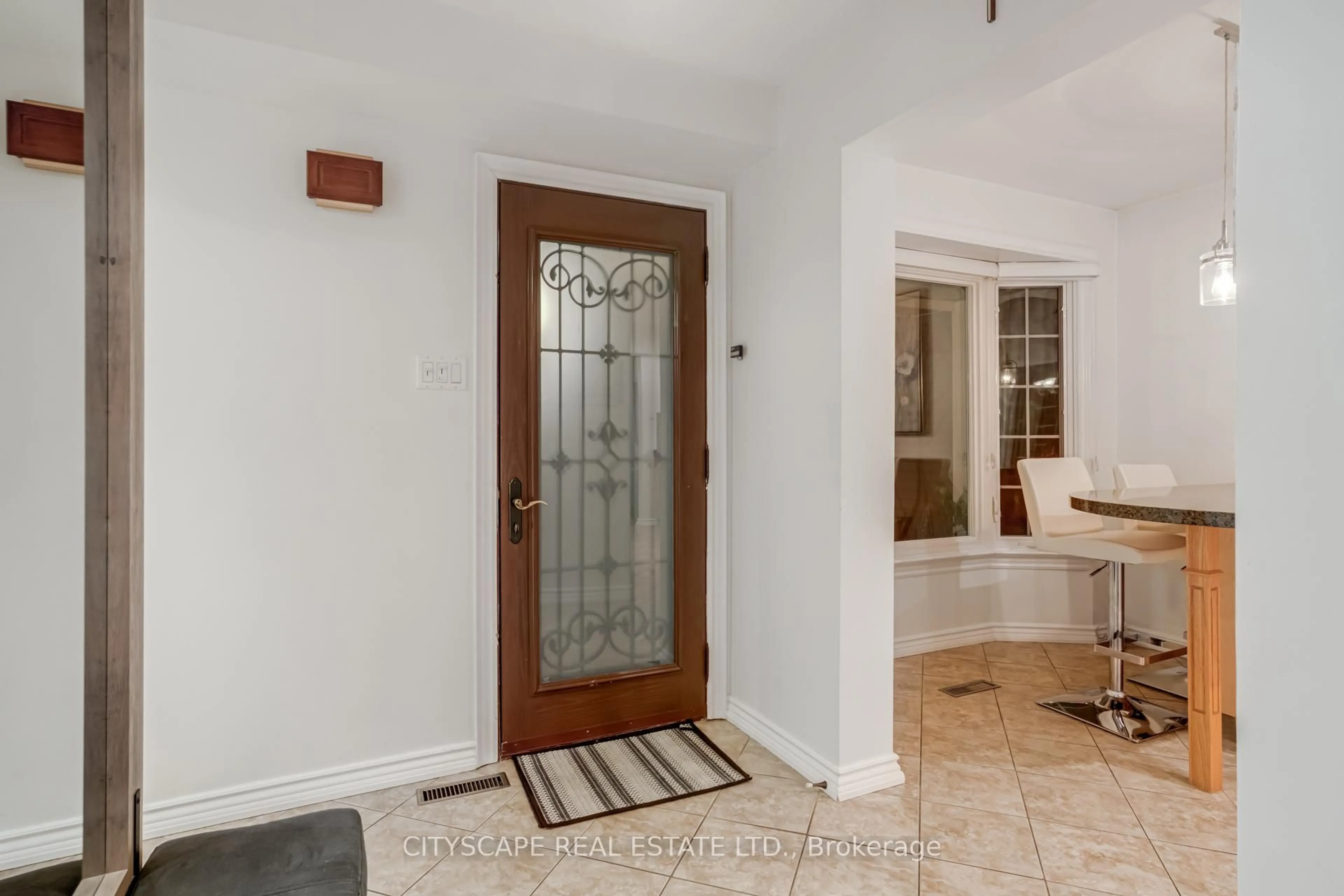 Indoor entryway for 4235 Stonemason Cres, Mississauga Ontario L5L 2Z6
