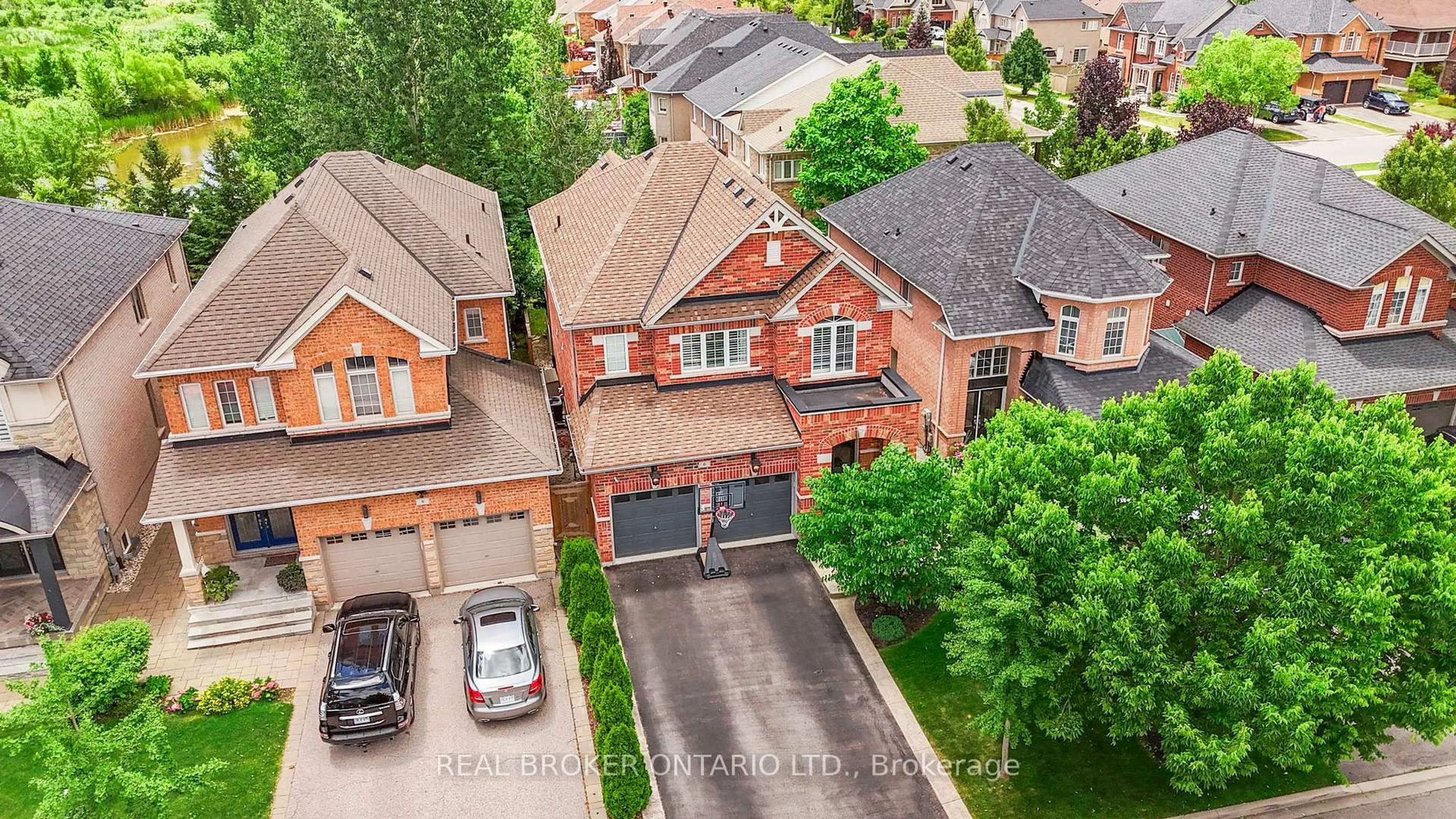 A pic from outside/outdoor area/front of a property/back of a property/a pic from drone, street for 6 Silver Pond Dr, Halton Hills Ontario L7G 6L9