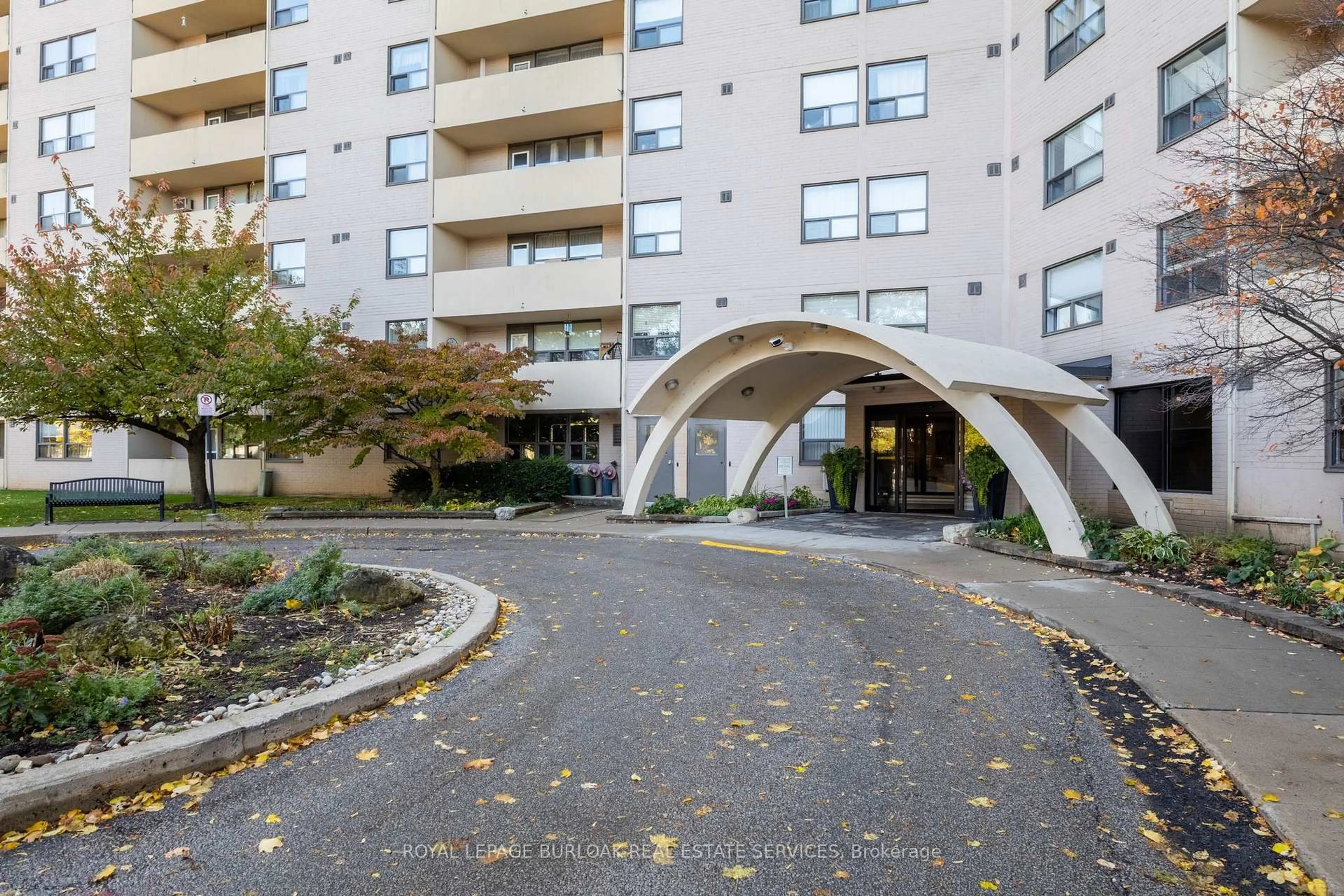 Patio, unknown for 700 Dynes Rd #616, Burlington Ontario L7N 3M2