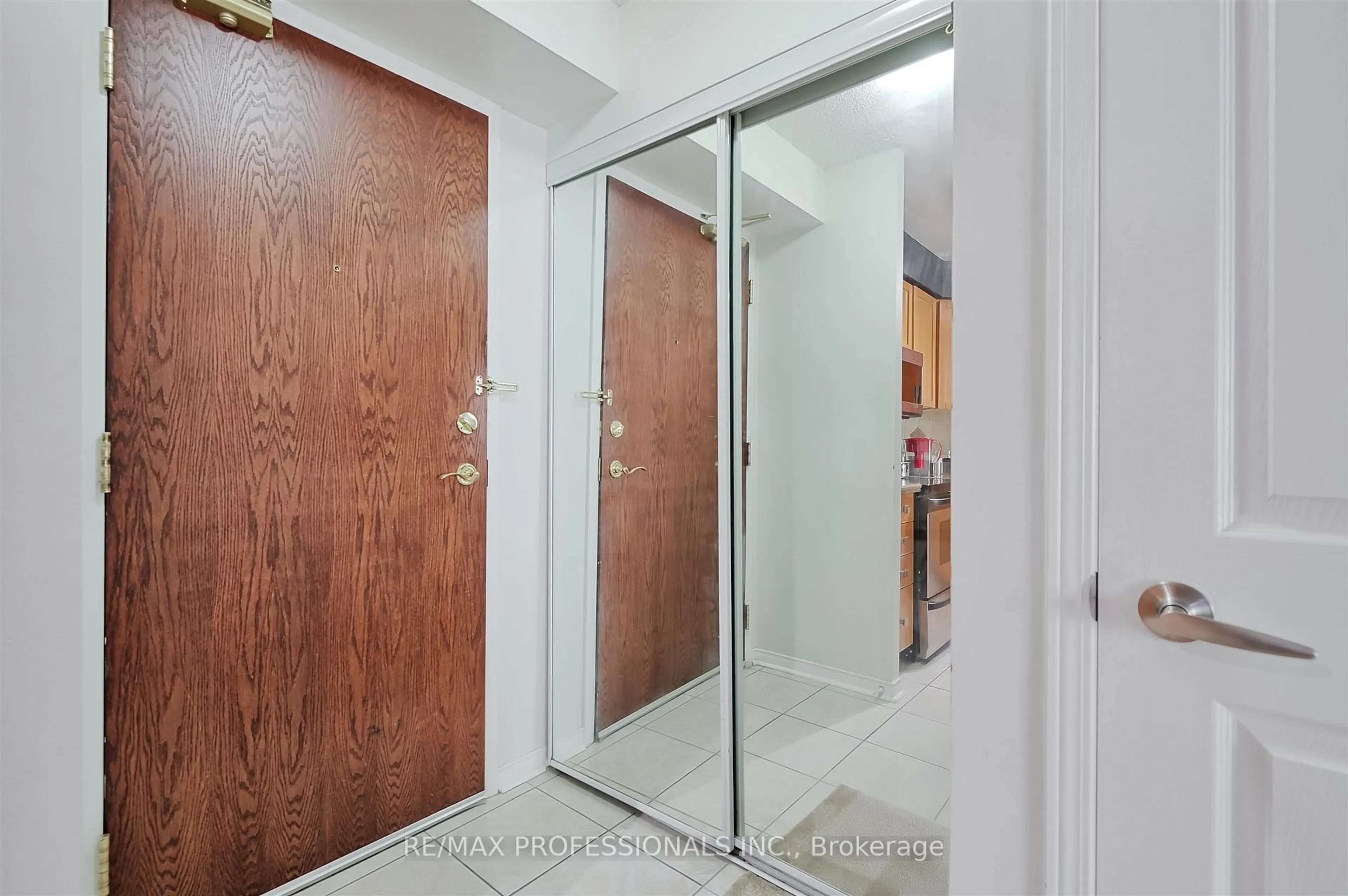 Indoor foyer for 17 Michael Power Pl #814, Toronto Ontario M9A 5G5