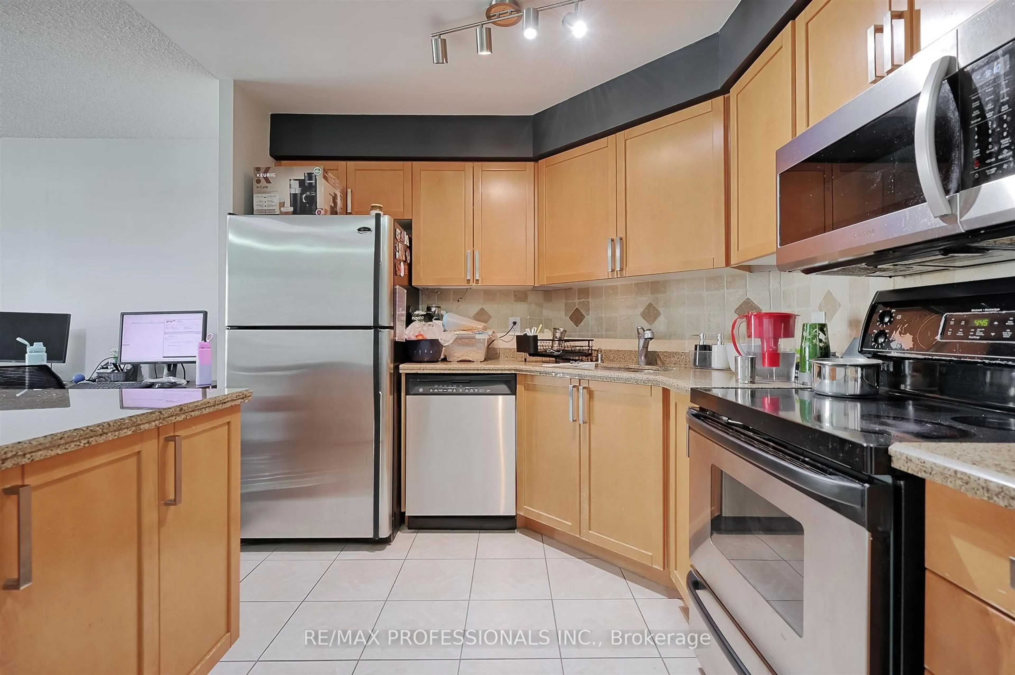 Standard kitchen, unknown for 17 Michael Power Pl #814, Toronto Ontario M9A 5G5