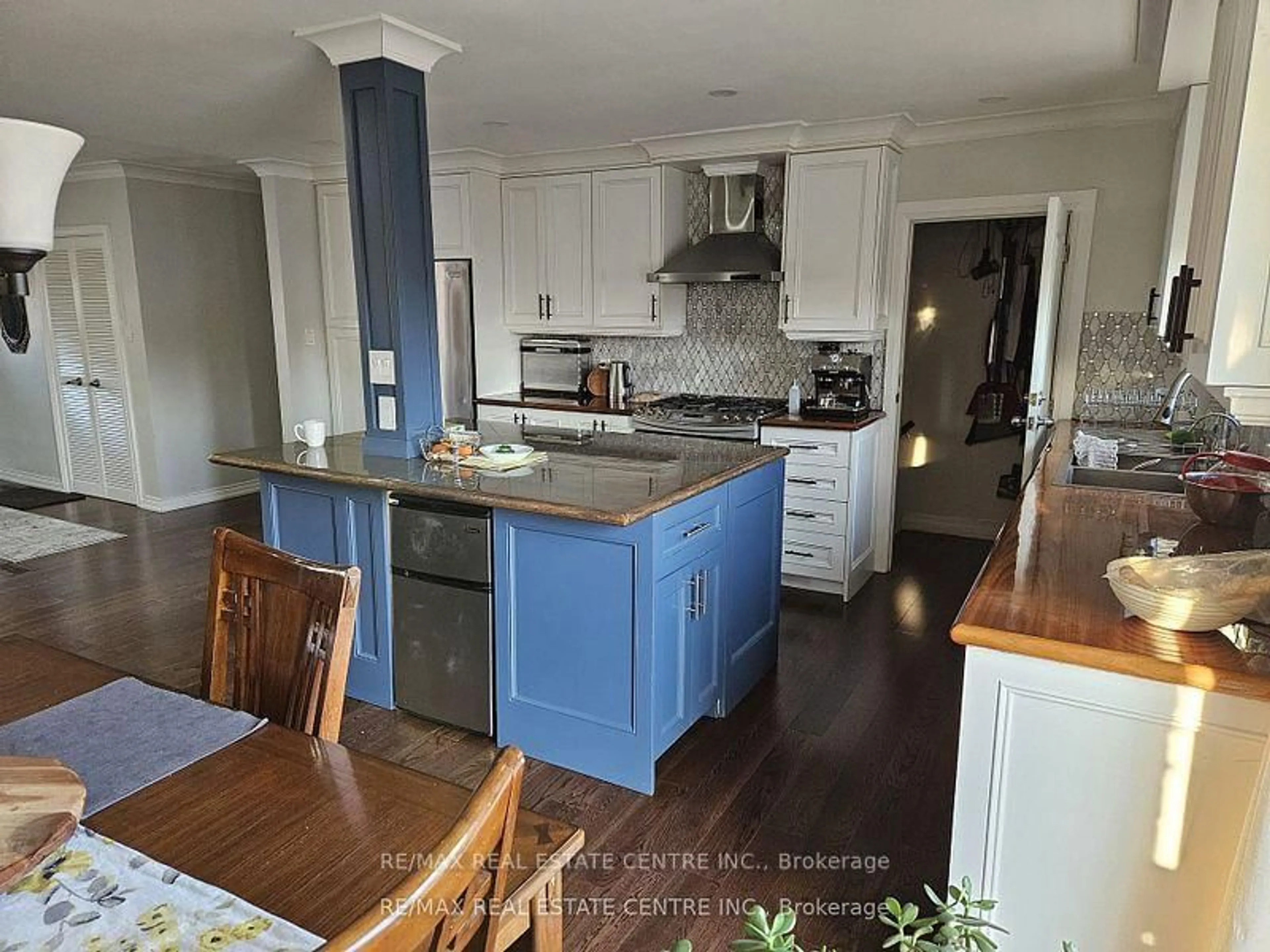 Open concept kitchen, wood/laminate floor for 1199 Sixth Line, Oakville Ontario L6H 1W8
