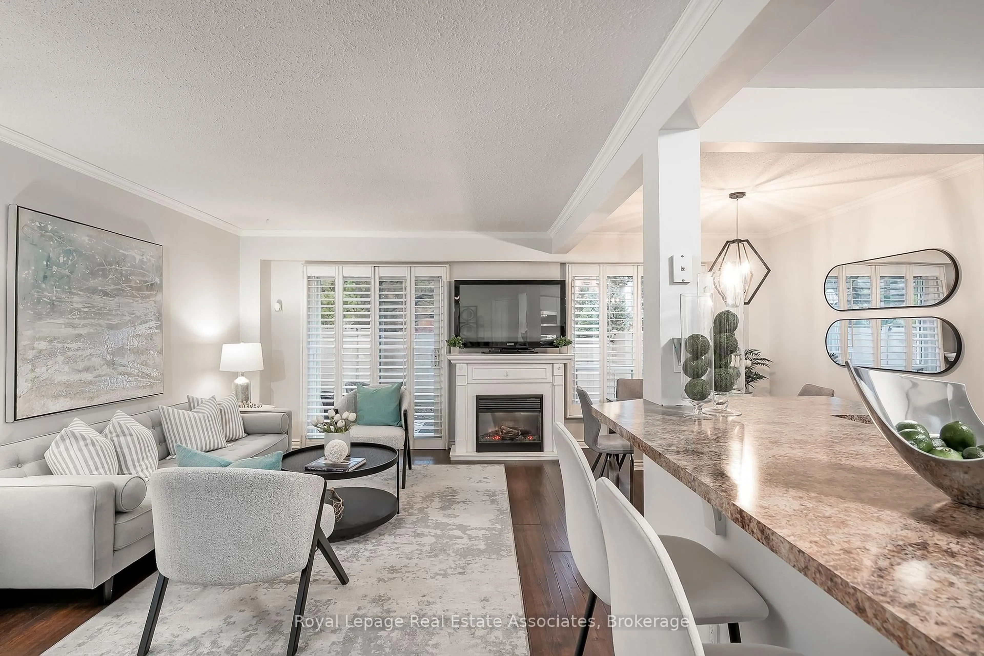 Living room with furniture, unknown for 2617 Windwood Dr #27, Mississauga Ontario L5N 2K6