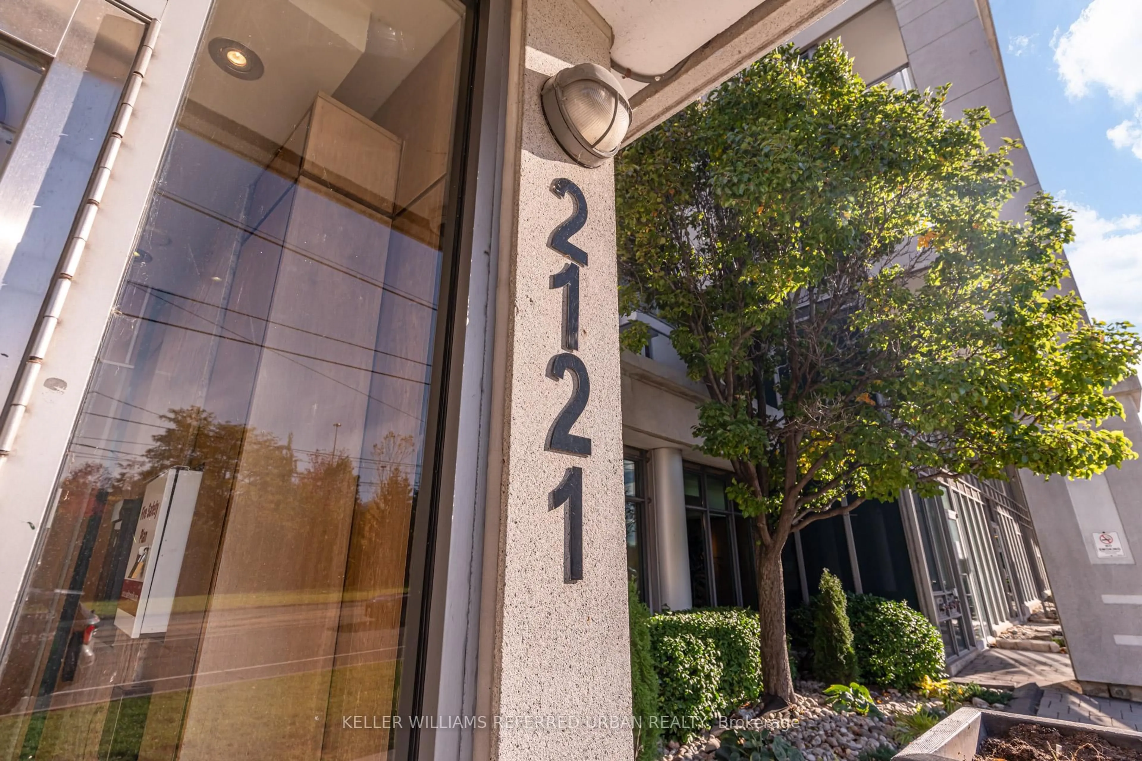 Indoor foyer for 2121 Lake Shore Blvd #1008, Toronto Ontario M8V 4E9