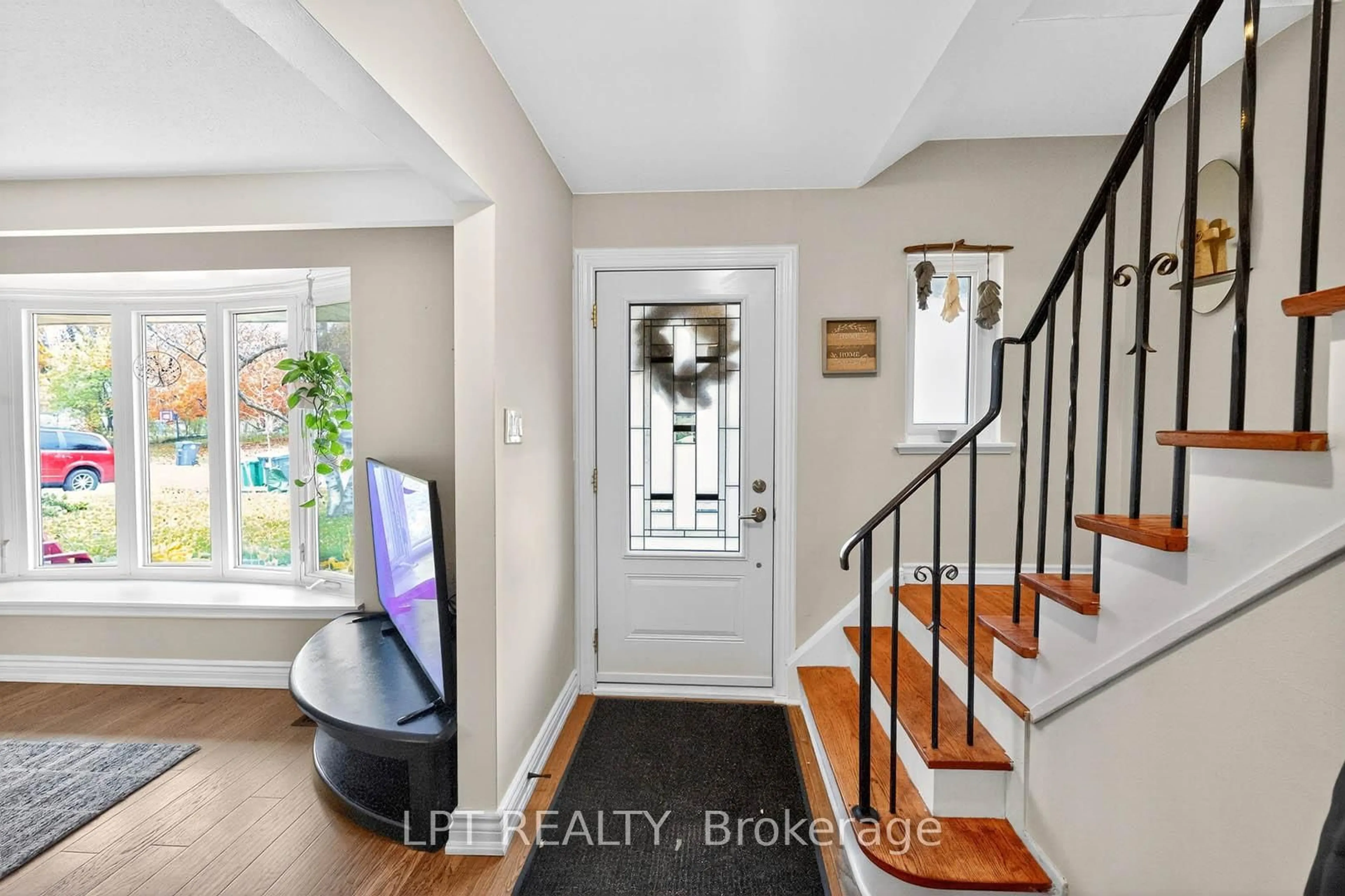Indoor entryway for 14 Caledon Cres, Brampton Ontario L6W 1C5