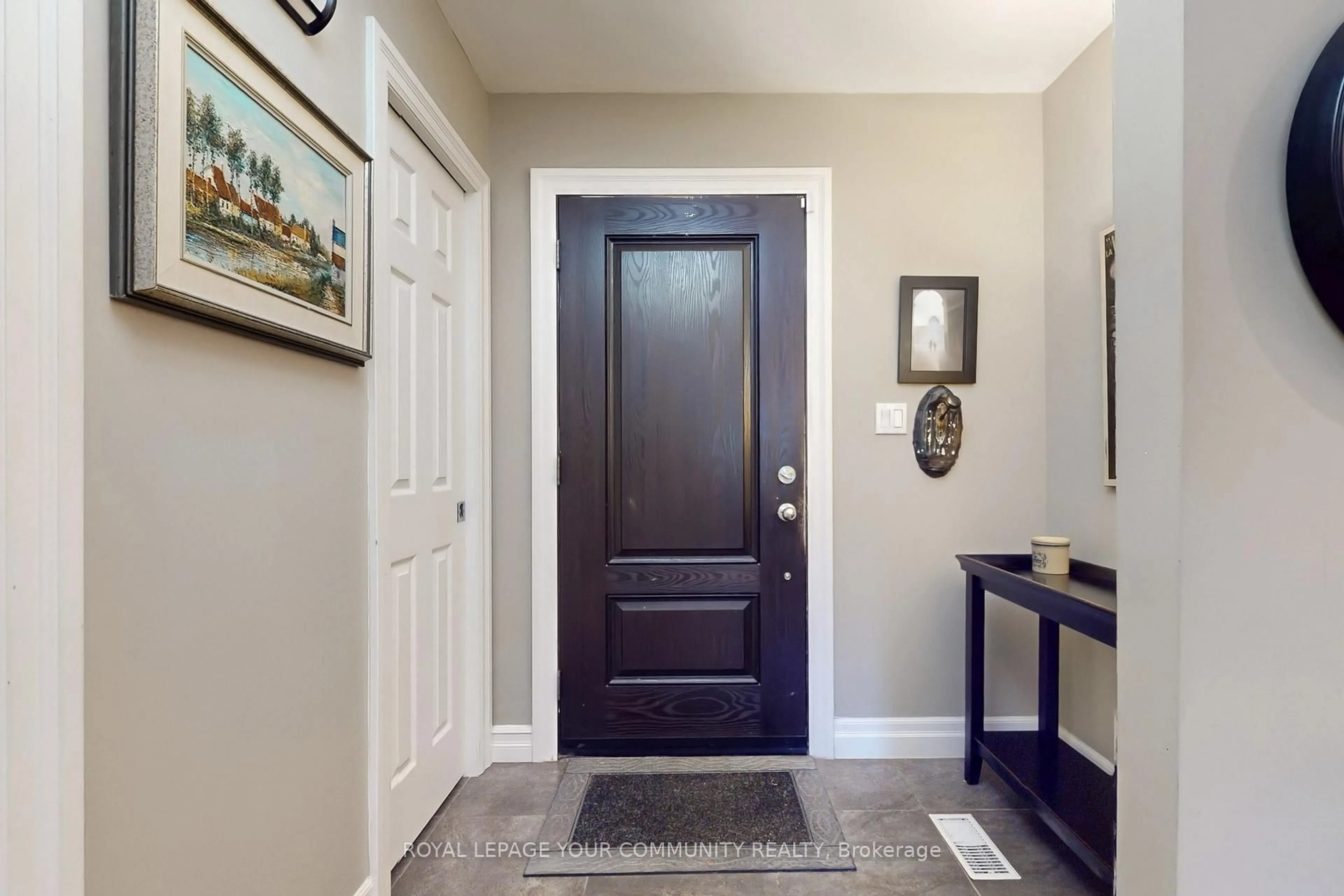 Indoor entryway for 2169 Paisley Ave, Burlington Ontario L7R 1W1