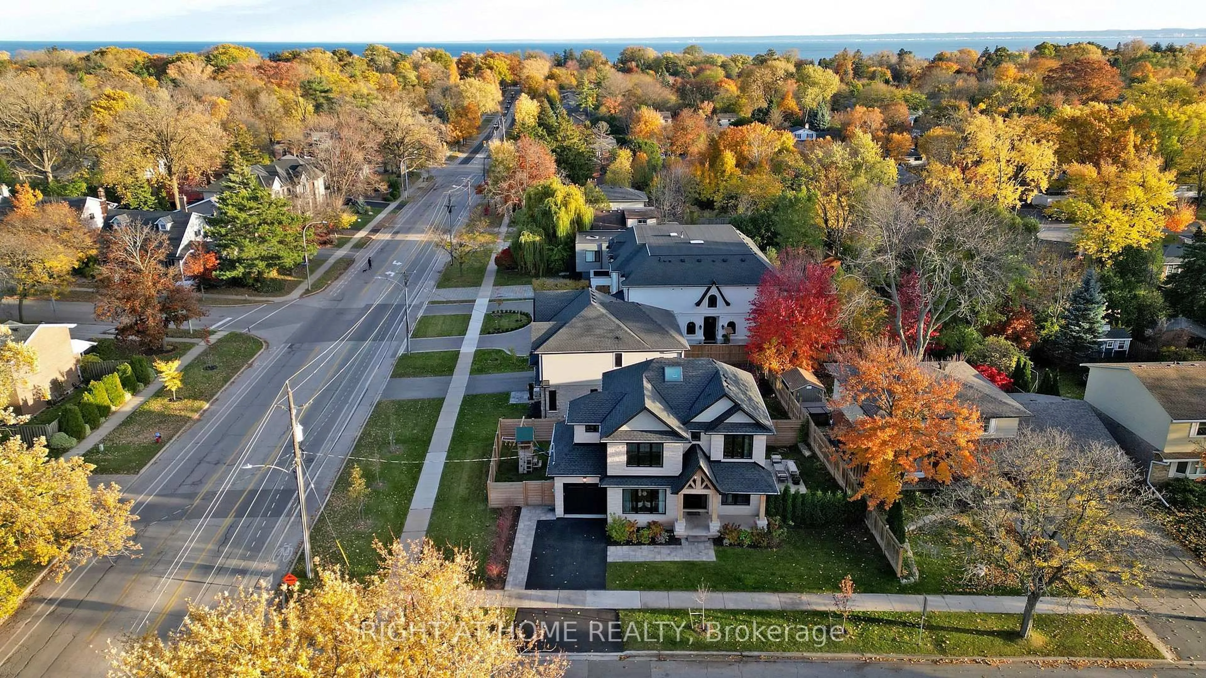 A pic from outside/outdoor area/front of a property/back of a property/a pic from drone, street for 333 Silvana Cres, Burlington Ontario L7L 2X5