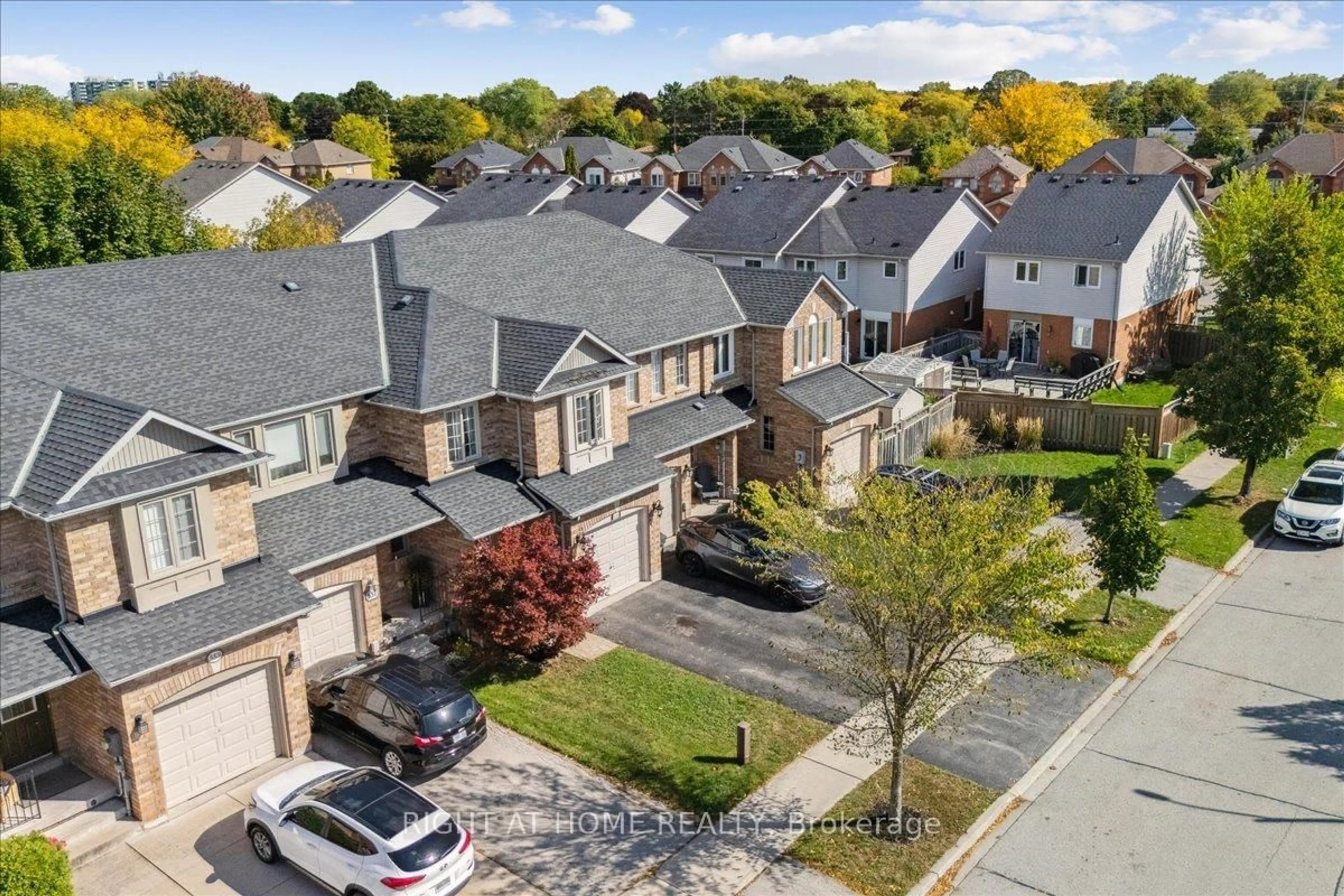 A pic from outside/outdoor area/front of a property/back of a property/a pic from drone, street for 555 Taylor Cres, Burlington Ontario L7L 6J7