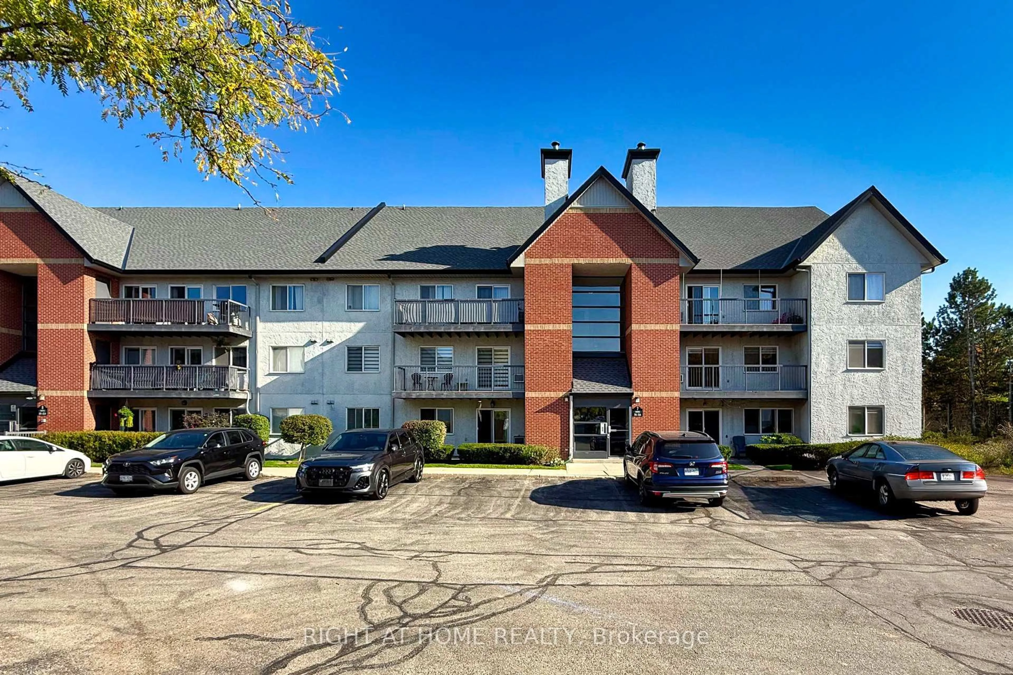 A pic from outside/outdoor area/front of a property/back of a property/a pic from drone, building for 1450 Glen Abbey Gate #722, Oakville Ontario L6M 2V7