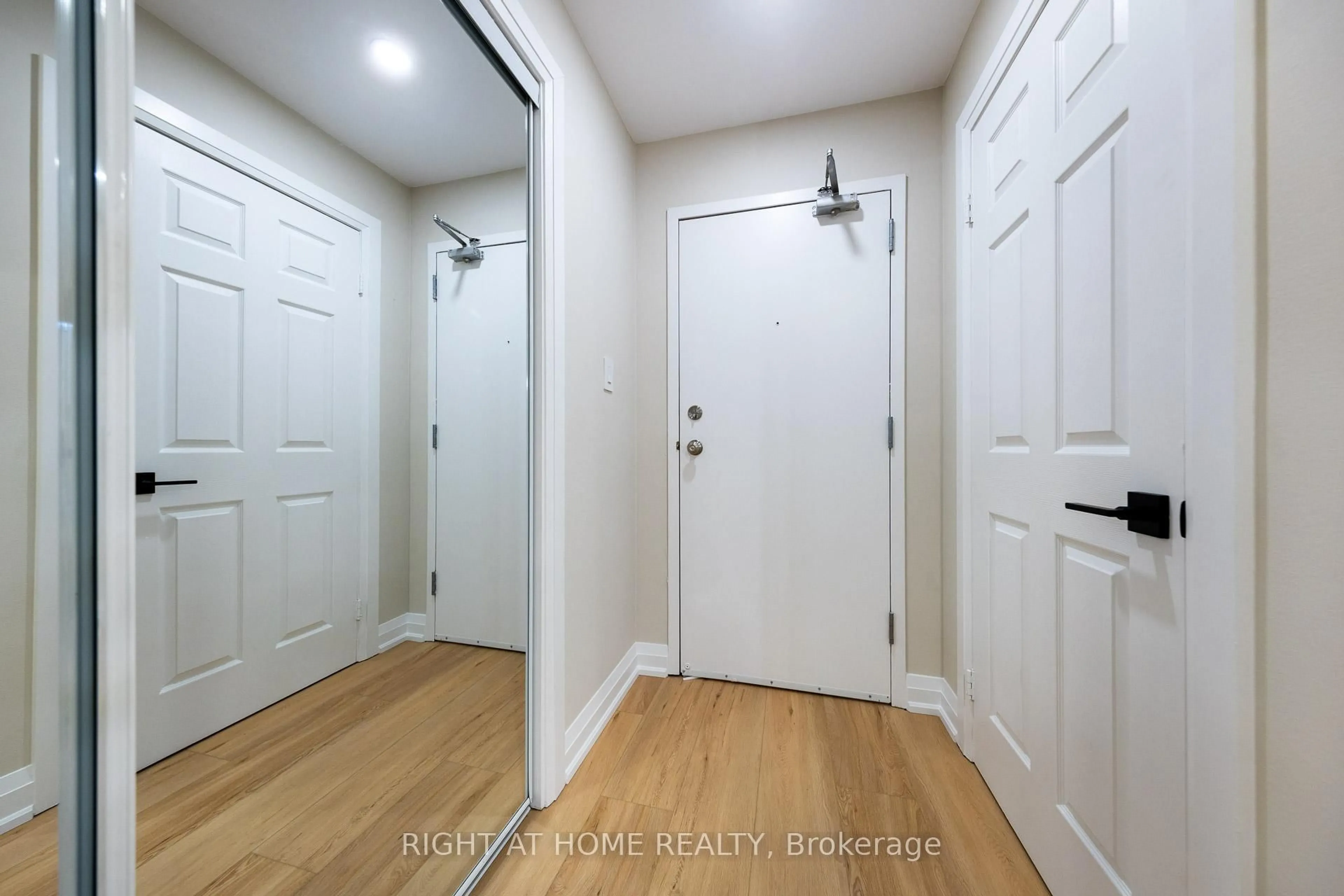 Indoor entryway for 1450 Glen Abbey Gate #722, Oakville Ontario L6M 2V7