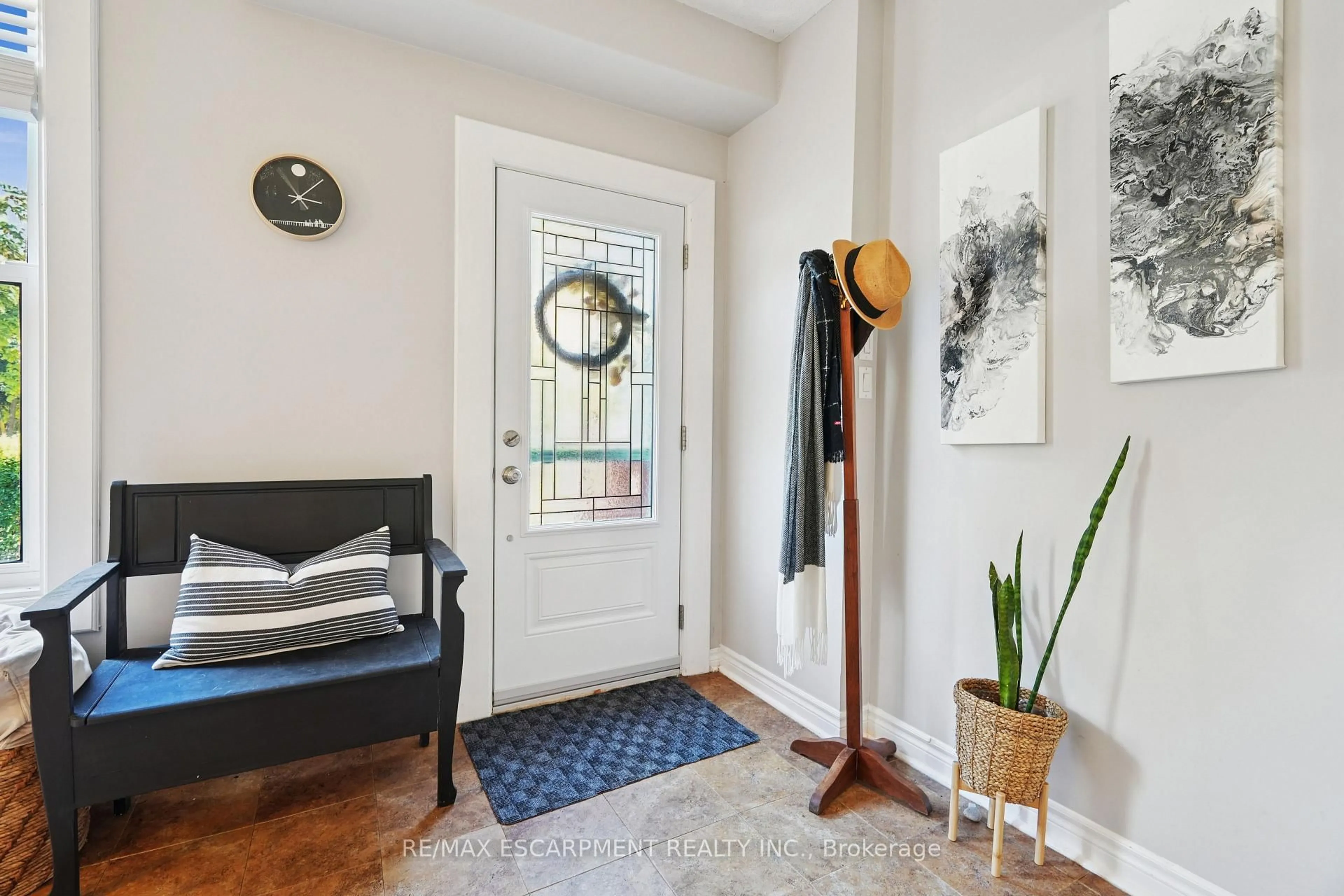 Indoor entryway for 2055 Embleton Rd, Brampton Ontario L6Y 0E9