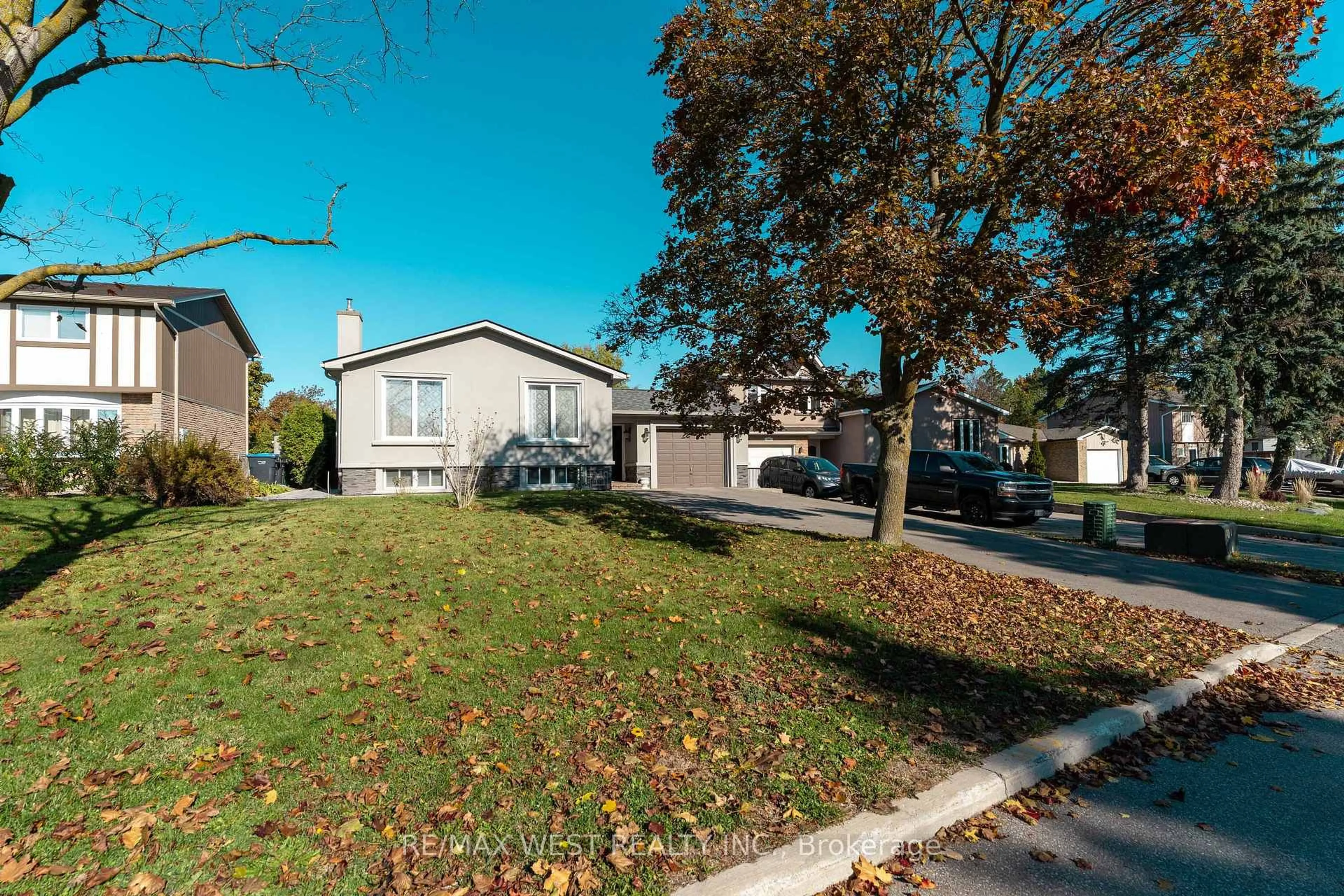 Home with vinyl exterior material, street for 183 Ridge Rd, Caledon Ontario L7E 4V8