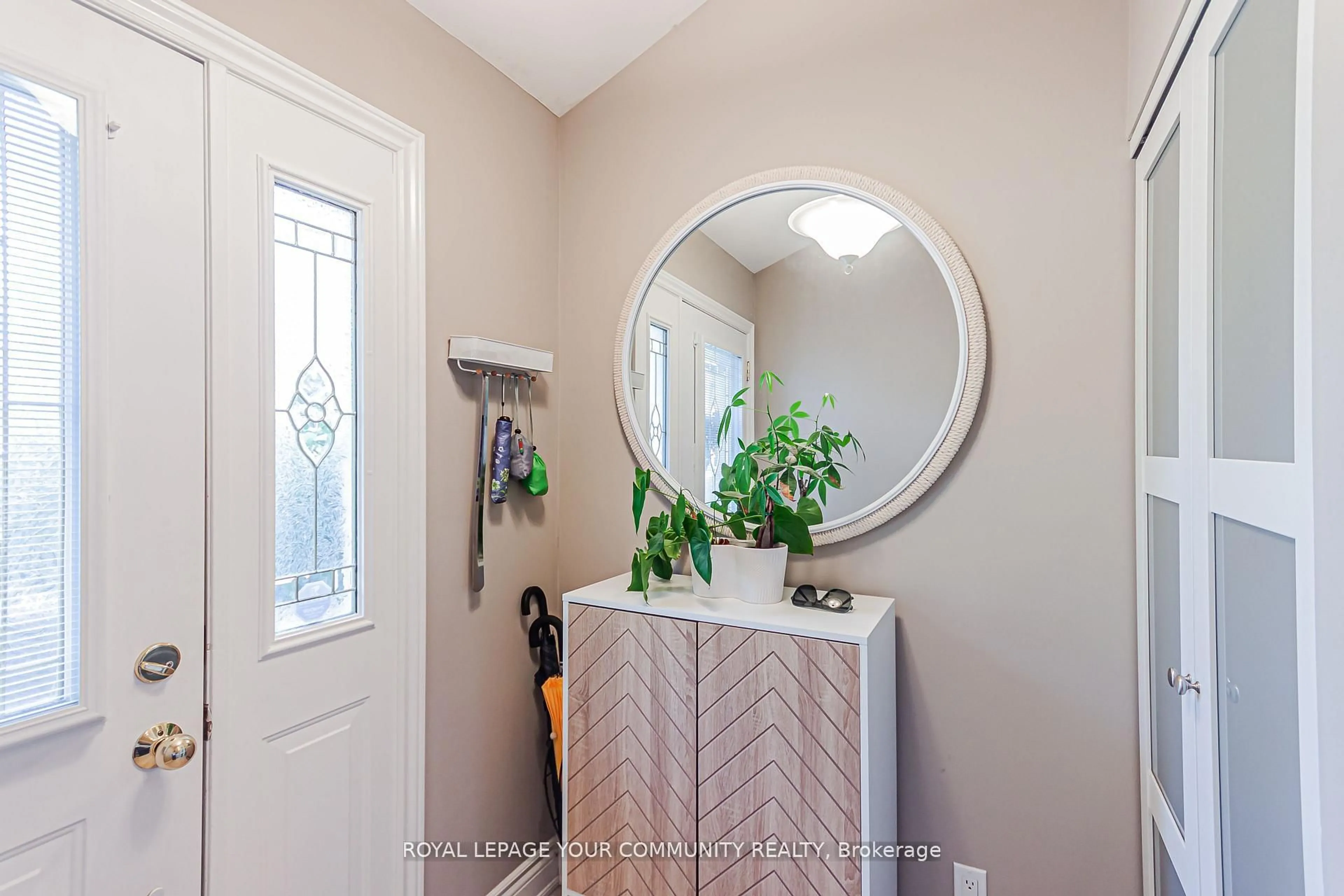 Indoor entryway for 2903 Salerno Cres, Mississauga Ontario L5N 1T3