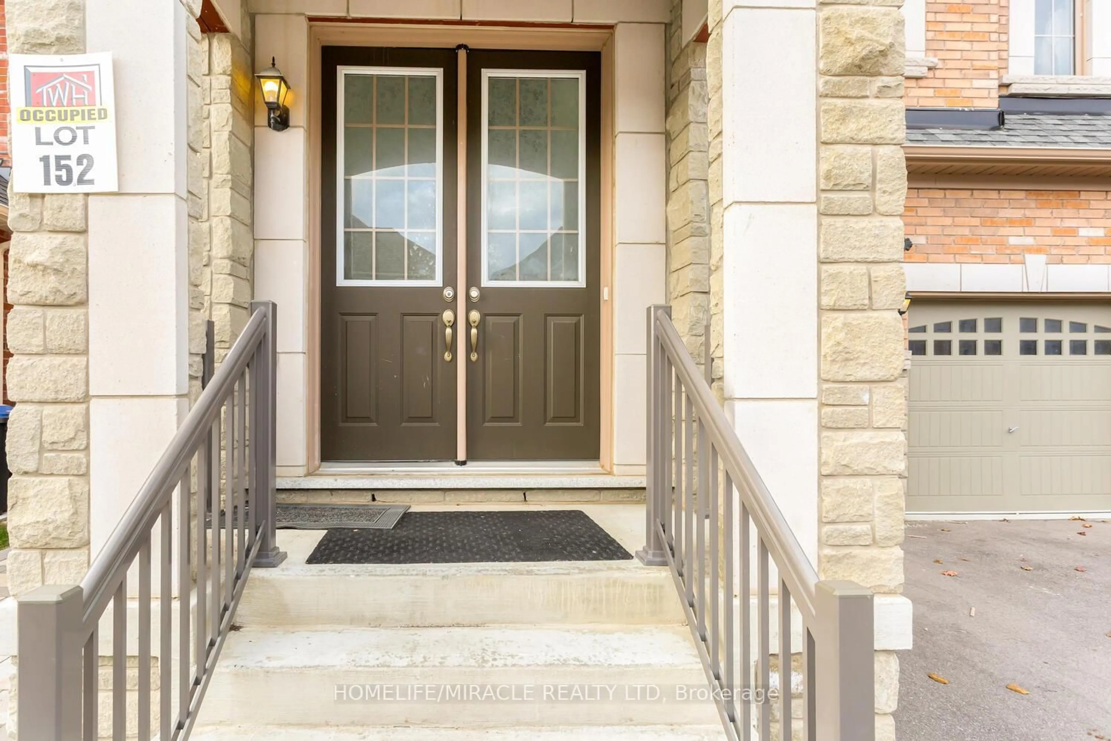 Indoor entryway for 3 Farringdon Cres, Brampton Ontario L7A 4Z5
