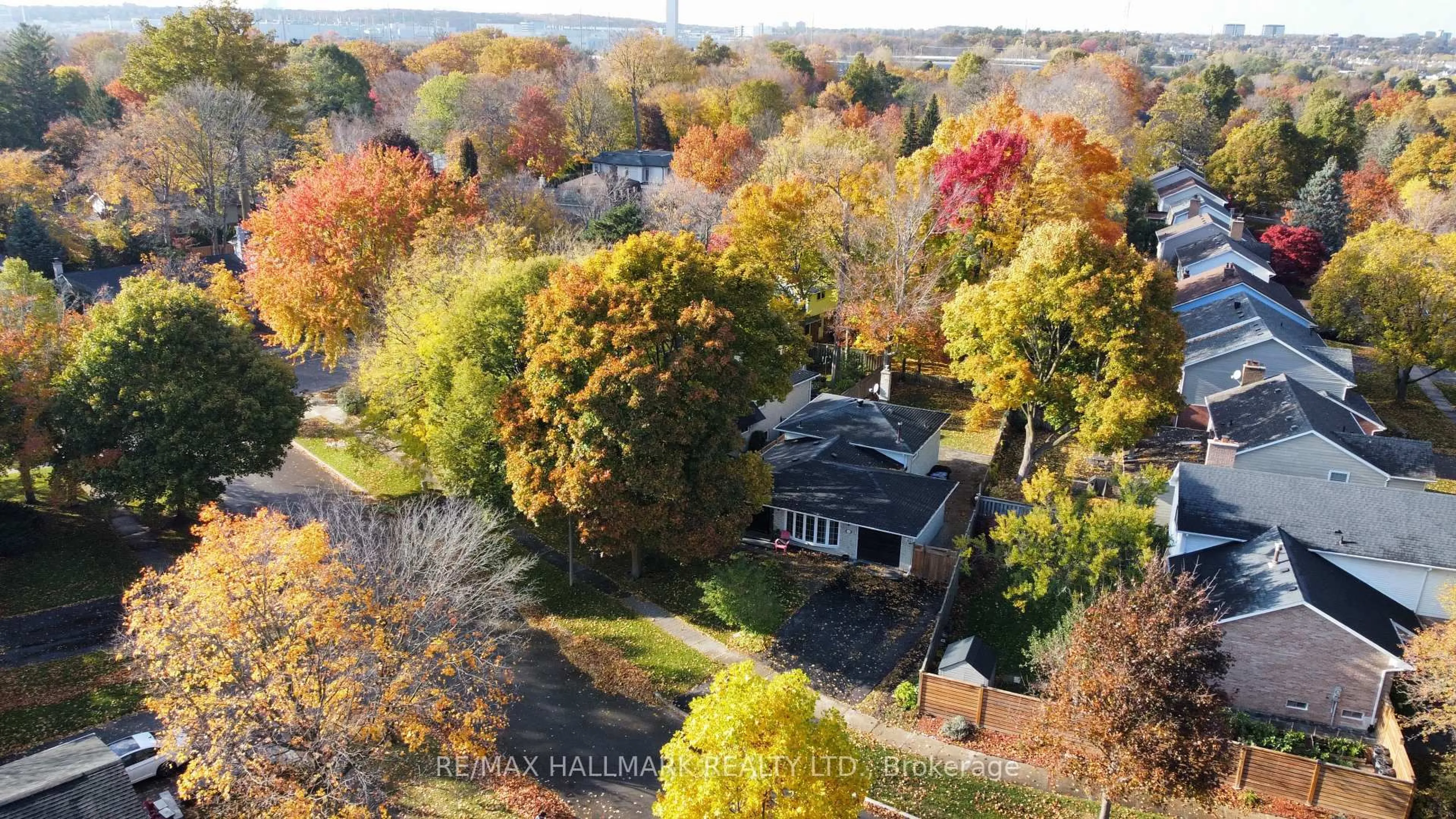 A pic from outside/outdoor area/front of a property/back of a property/a pic from drone, unknown for 2251 Carol Rd, Oakville Ontario L6J 5K9