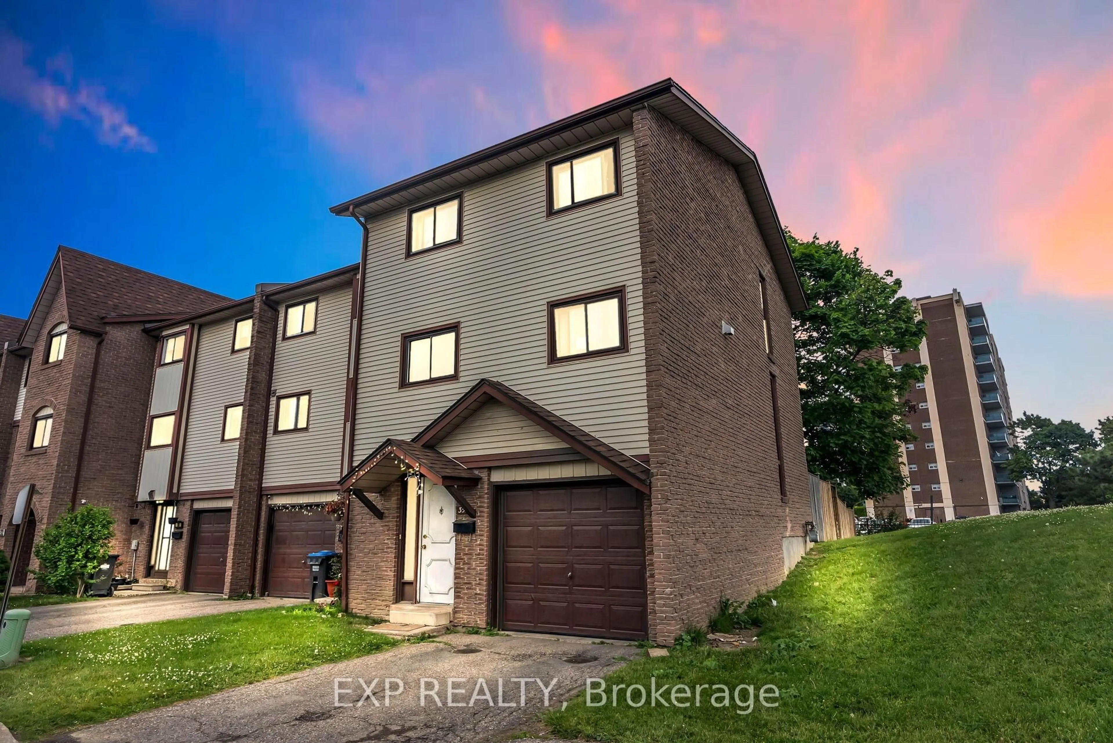 A pic from outside/outdoor area/front of a property/back of a property/a pic from drone, street for 35 McCallum Crt, Brampton Ontario L6W 3M3