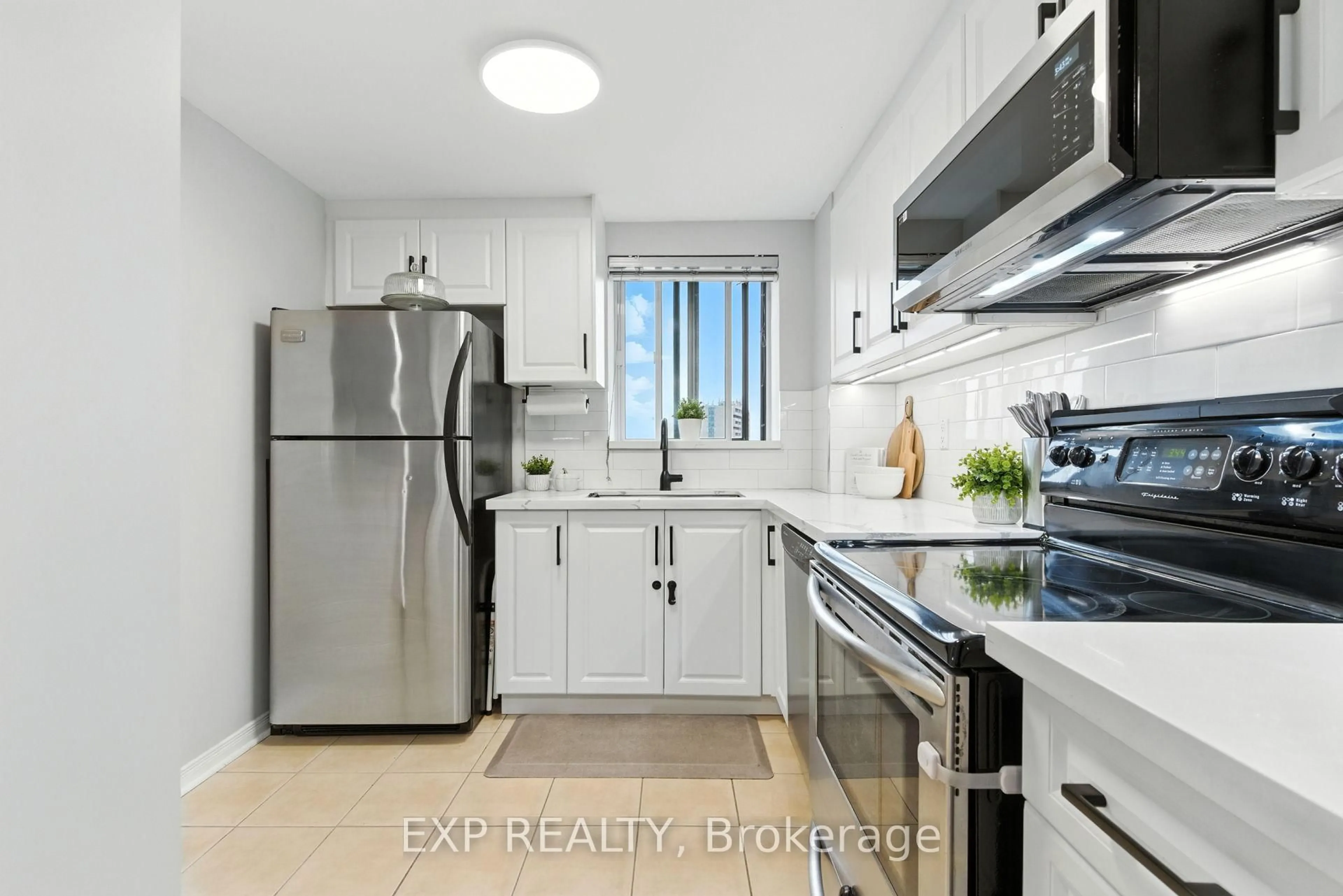 Standard kitchen, ceramic/tile floor for 6720 Glen Erin Dr #514, Mississauga Ontario L5N 3K8