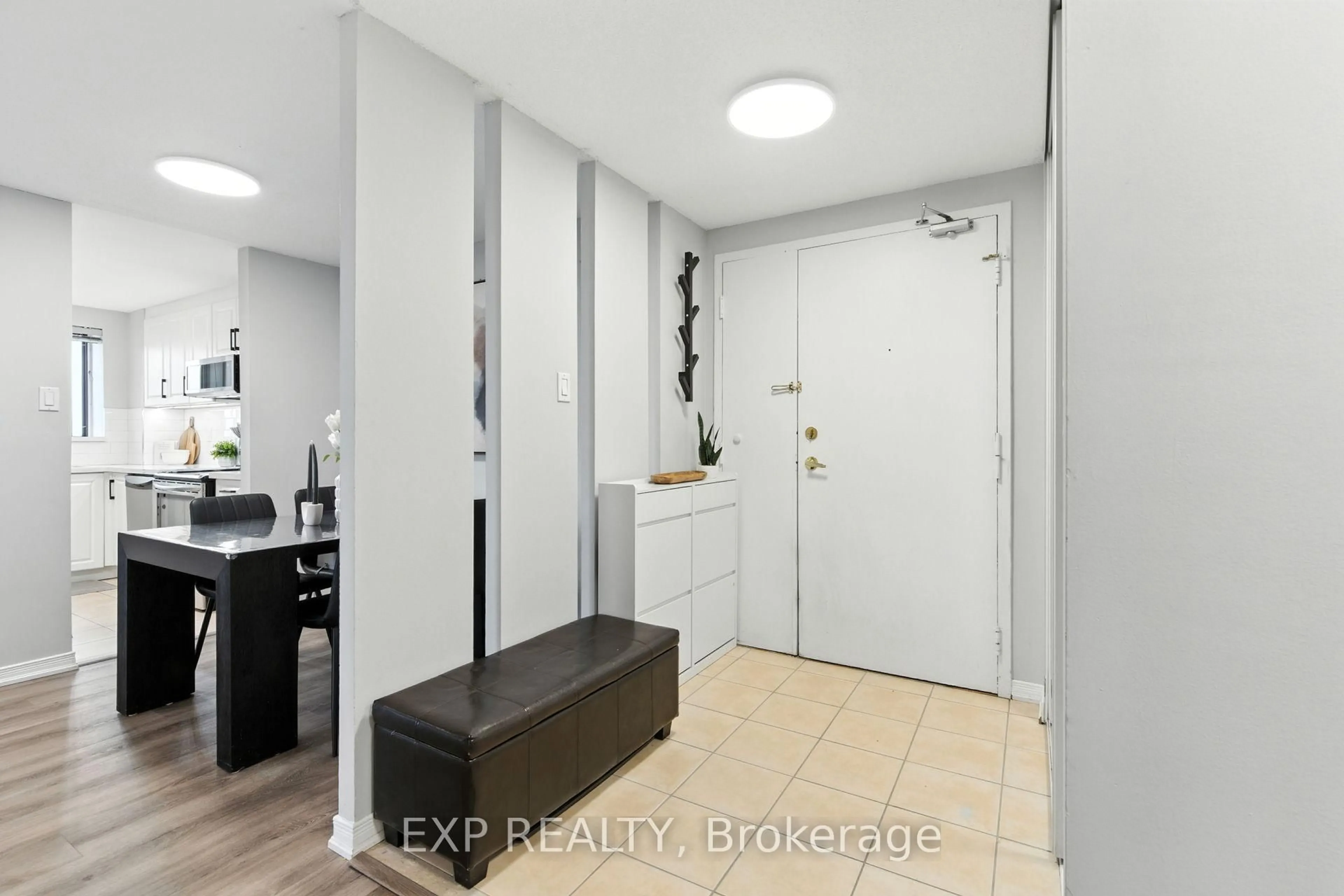 Indoor entryway for 6720 Glen Erin Dr #514, Mississauga Ontario L5N 3K8