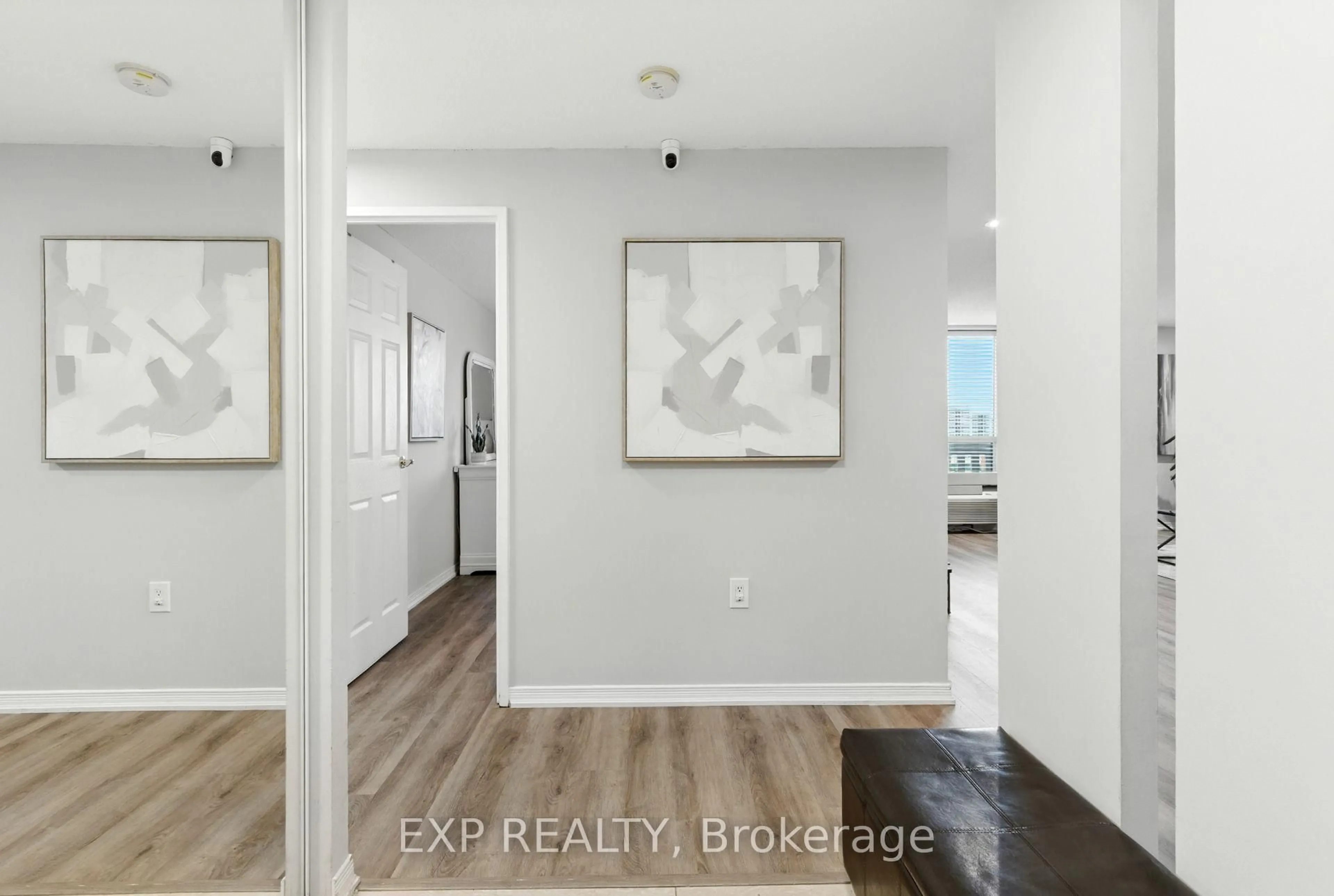 Indoor entryway for 6720 Glen Erin Dr #514, Mississauga Ontario L5N 3K8